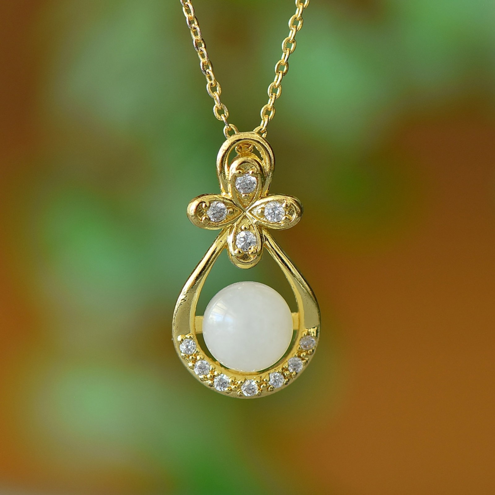 An Exquisite Bronze-Gold Plated Inlaid White Jade Necklace,Inlaid Diamond: An Exquisite Bronze-Gold Plated Inlaid White Jade Necklace,Inlaid Diamond,Size:0.3inx0.3in 铜镀金镶白玉项链,嵌钻石