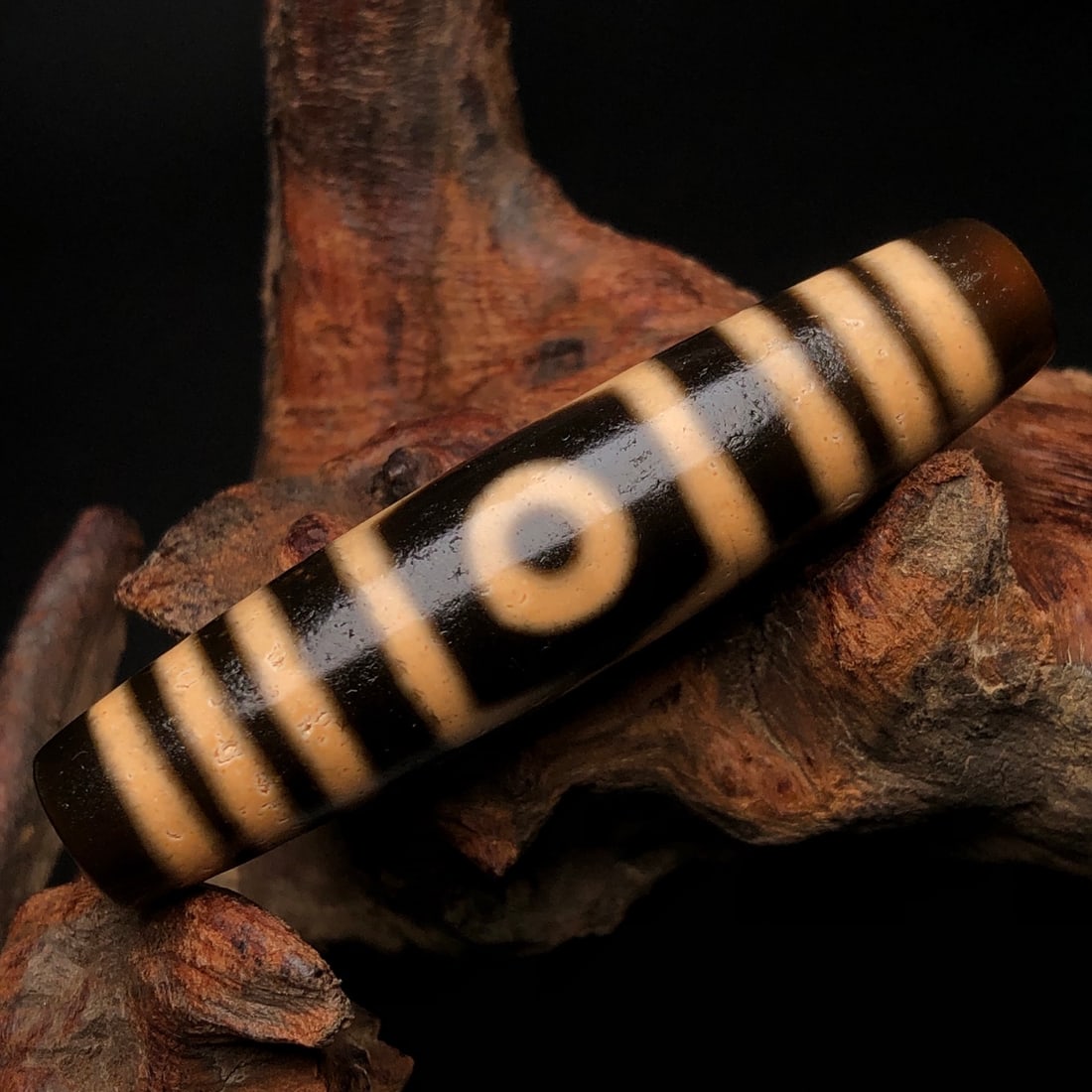 An Exquisite Dzi Bead Pendant: An Exquisite Dzi Bead Pendant,Size:2.3inx0.5in,Weight:16.4g 天珠挂件