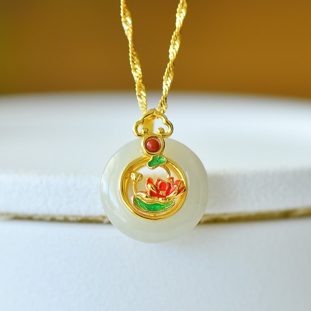 An Exquisite Sterling Silver-Gold Plated Inlaid White Jade Pendant: An Exquisite Sterling Silver-Gold Plated Inlaid White Jade Pendant,Size:0.6inx0.6in 纯银镀金镶白玉吊坠