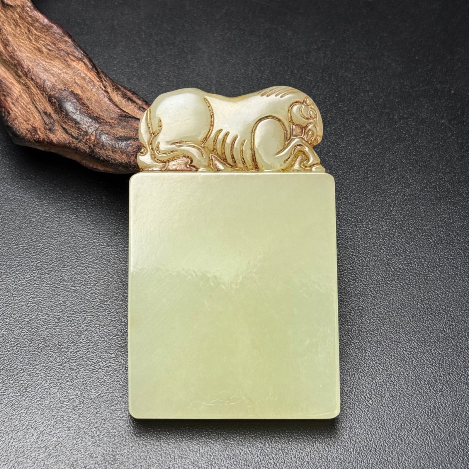 An Exquisite White Jade Ornament: An Exquisite White Jade Ornament,Qing Dynasty,China,Size:1.5inx2.3inx0.3in,Weight:37g 白玉摆件,中国清代