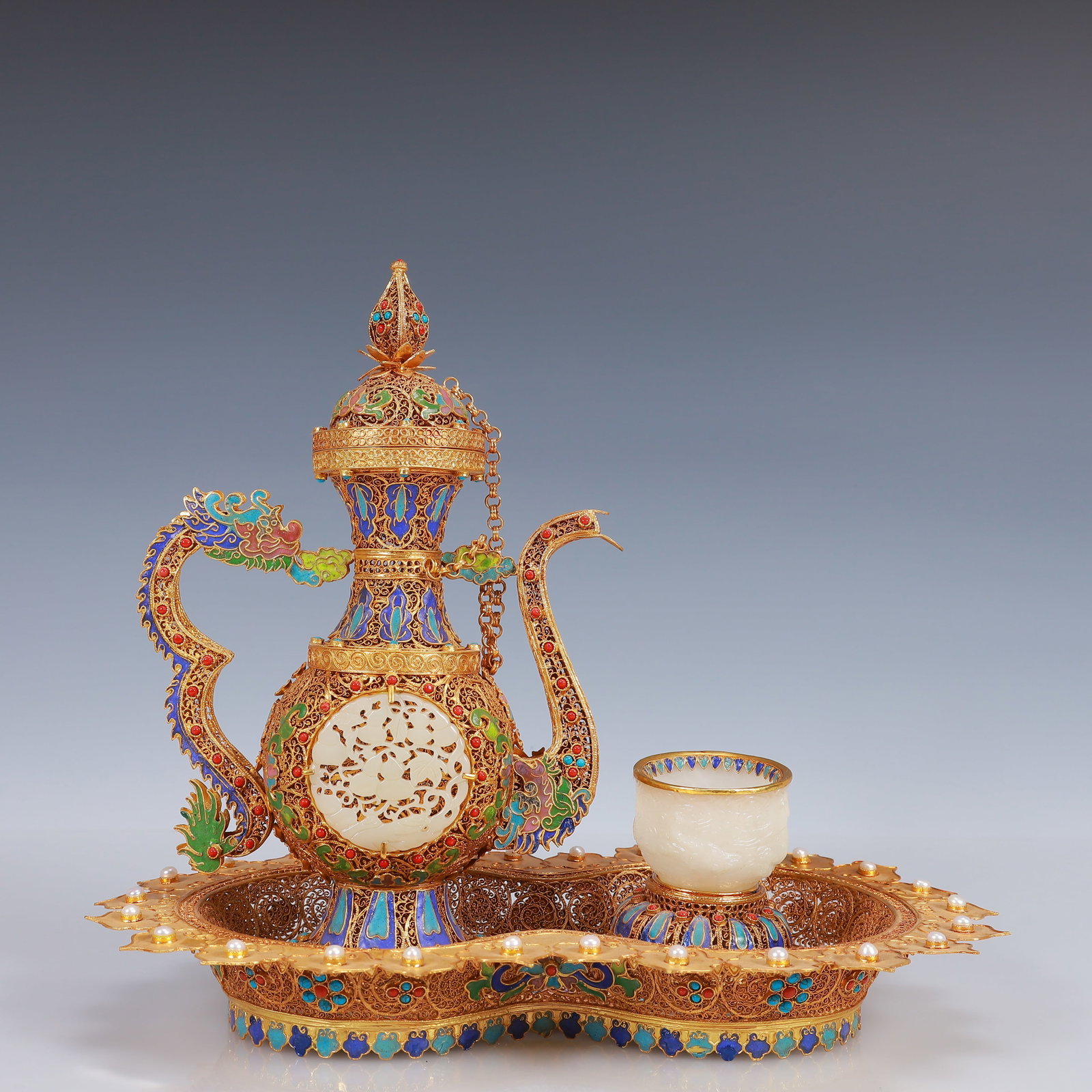 A Set of Fine Filigree and Gilding Inlaid White Jade Flagon and Libation Cups,Inlaid Gems: A Set of Fine Filigree and Gilding Inlaid White Jade Flagon and Libation Cups,Inlaid Gems,Qing Dynasty, China,Qianlong Four-Character Mark,Size:12.2inx7.9inx10.6in,Weight:1300g 一套花
