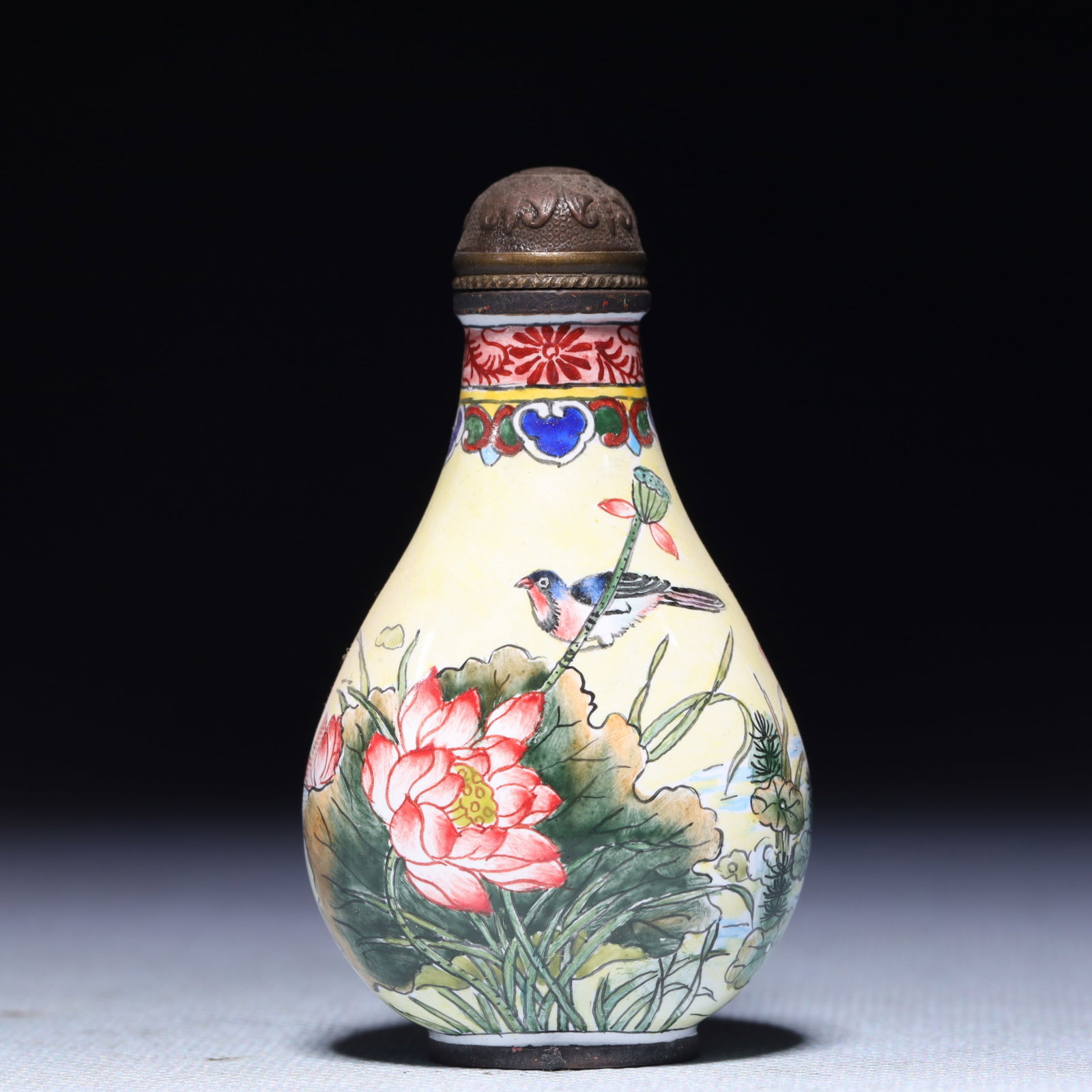 An Exquisite Painted Enamel Flower and Bird Pattern Snuff Bottle: An Exquisite Painted Enamel Flower and Bird Pattern Snuff Bottle,Qing Dynasty,China,Qianlong Four-character Mark,Size:1.6inx1inx2.8in,Weight:61.8g 画珐琅花鸟纹Ɨ