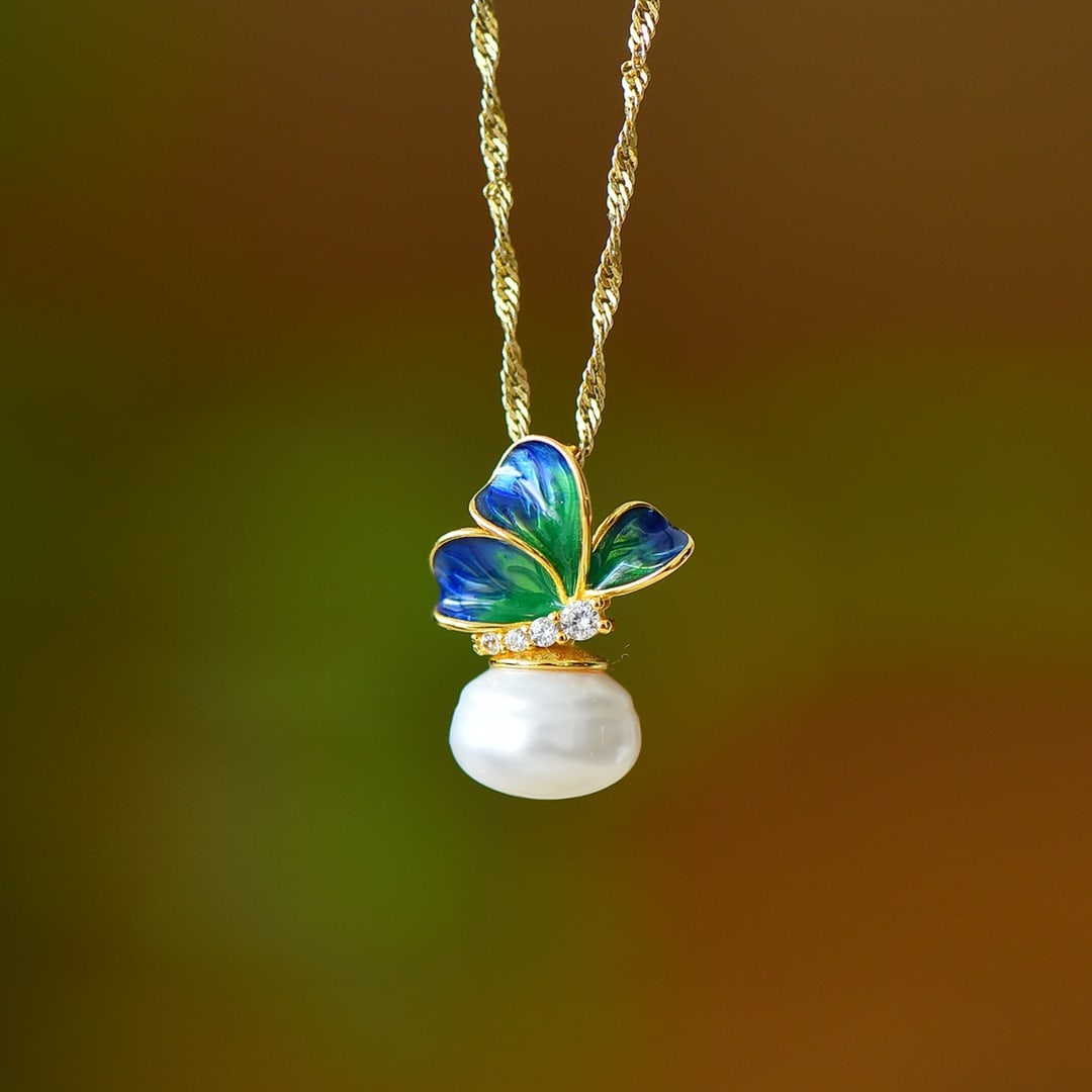 An Exquisite Sterling Silver-Gold Plated Inlaid Pearl Enamel Pendant,Inlaid Diamond: An Exquisite Sterling Silver-Gold Plated Inlaid Pearl Enamel Pendant,Inlaid Diamond,Size:0.4inx0.4in 纯银镀金镶珍珠珐琅项链,嵌&#