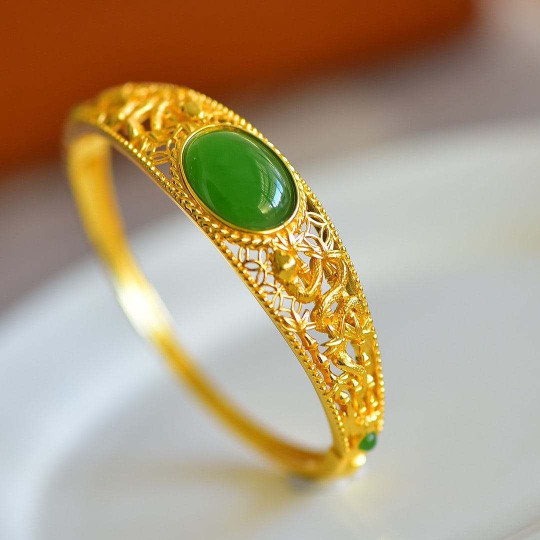 An Exquisite Sterling Silver-Gold Plated Inlaid Jasper Snake Pattern Bracelet: An Exquisite Sterling Silver-Gold Plated Inlaid Jasper Snake Pattern Bracelet,Size:0.5inx0.7in 纯银镀金镶碧玉蛇纹手镯