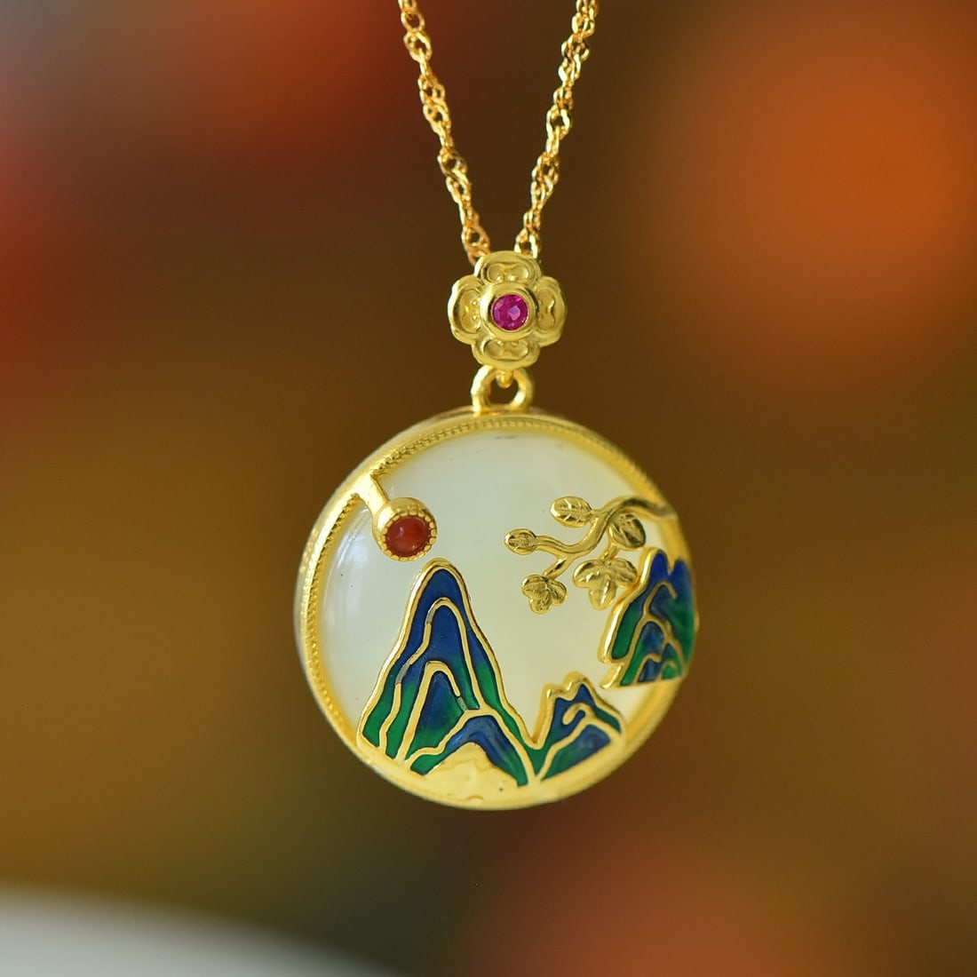 An Exquisite Sterling Silver-Gold Plated Inlaid White Jade Pendant: An Exquisite Sterling Silver-Gold Plated Inlaid White Jade Pendant,Size:0.8inx0.8in 纯银镀金镶白玉吊坠