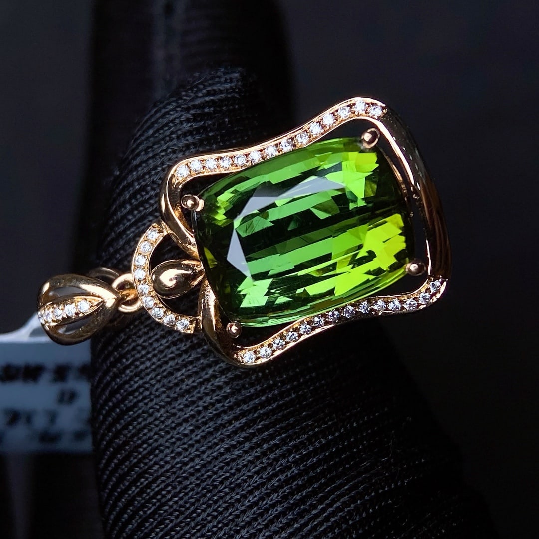 7.03Ctw Natural Tourmaline Necklace: 7.03Ctw Natural Tourmaline Necklace,Size:0.5inx0.4in 7.03Ctw天然碧玺项链