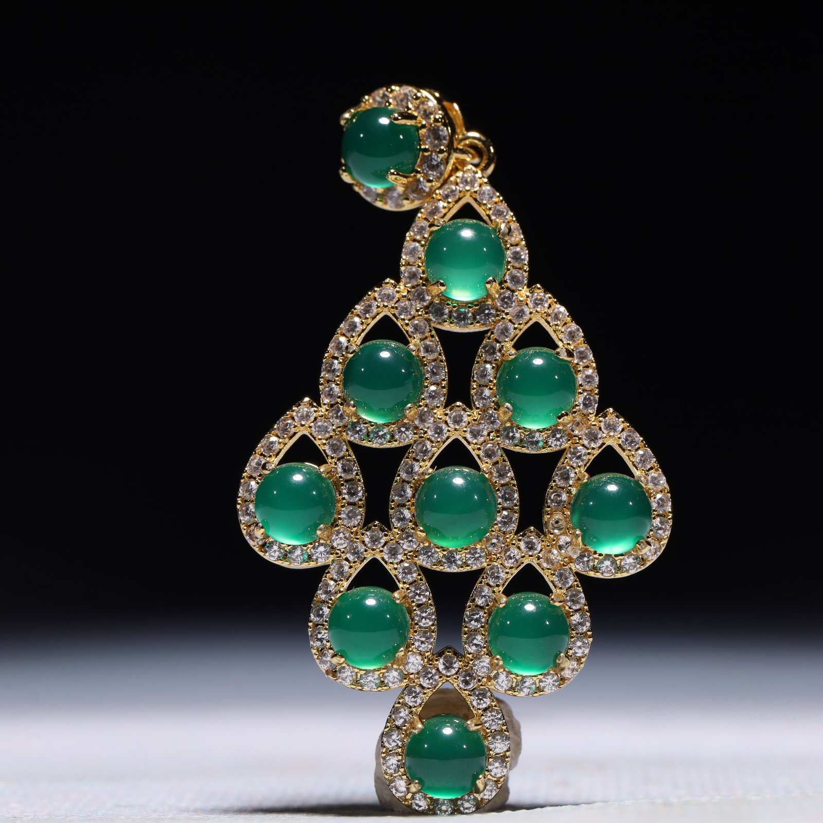 An Exquisite Pendant,Inlaid Gems: An Exquisite Pendant,Inlaid Gems,Size:1.2inx0.3inx2.4in,Weight:11.7g 一个精美的吊坠,镶宝石