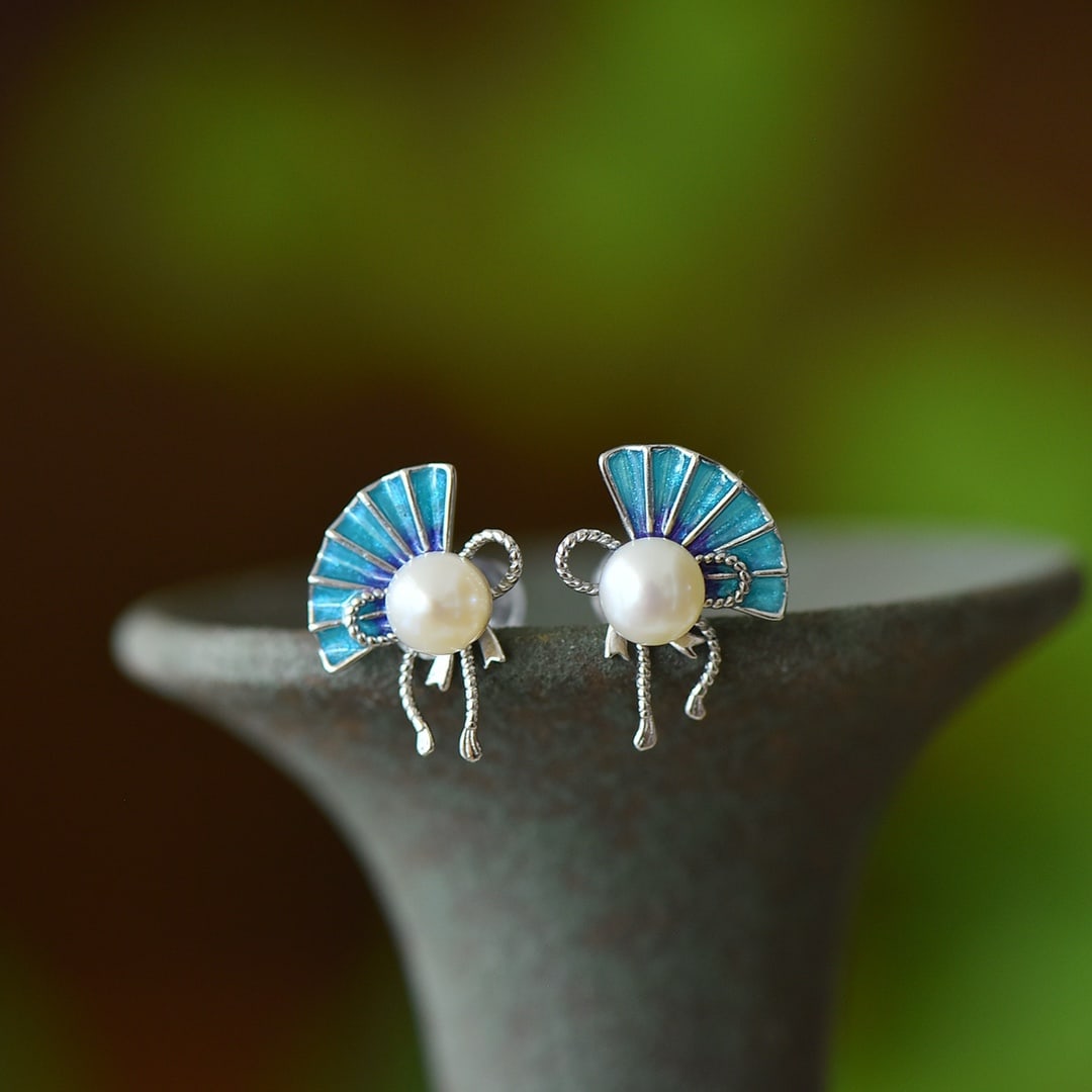 A Pair of Exquisite Sterling Silver Inlaid Pearl Enamel Earrings: A Pair of Exquisite Sterling Silver Inlaid Pearl Enamel Earrings,Size:0.2inx0.2in 一对纯银镶珍珠珐琅耳环