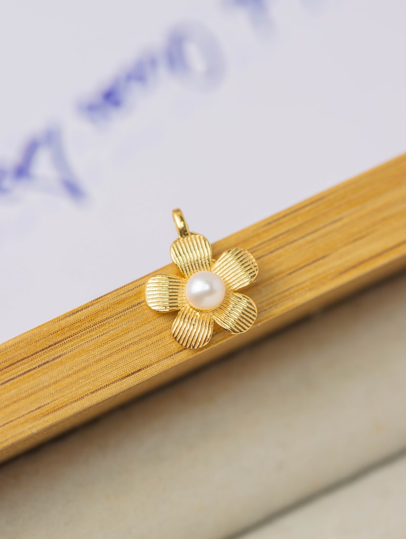 A Pair of Exquisite Sterling Silver-Gold Plated Inlaid Pearls Earrings: A Pair of Exquisite Sterling Silver-Gold Plated Inlaid Pearls Earrings 一对纯银镀金镶珍珠耳环