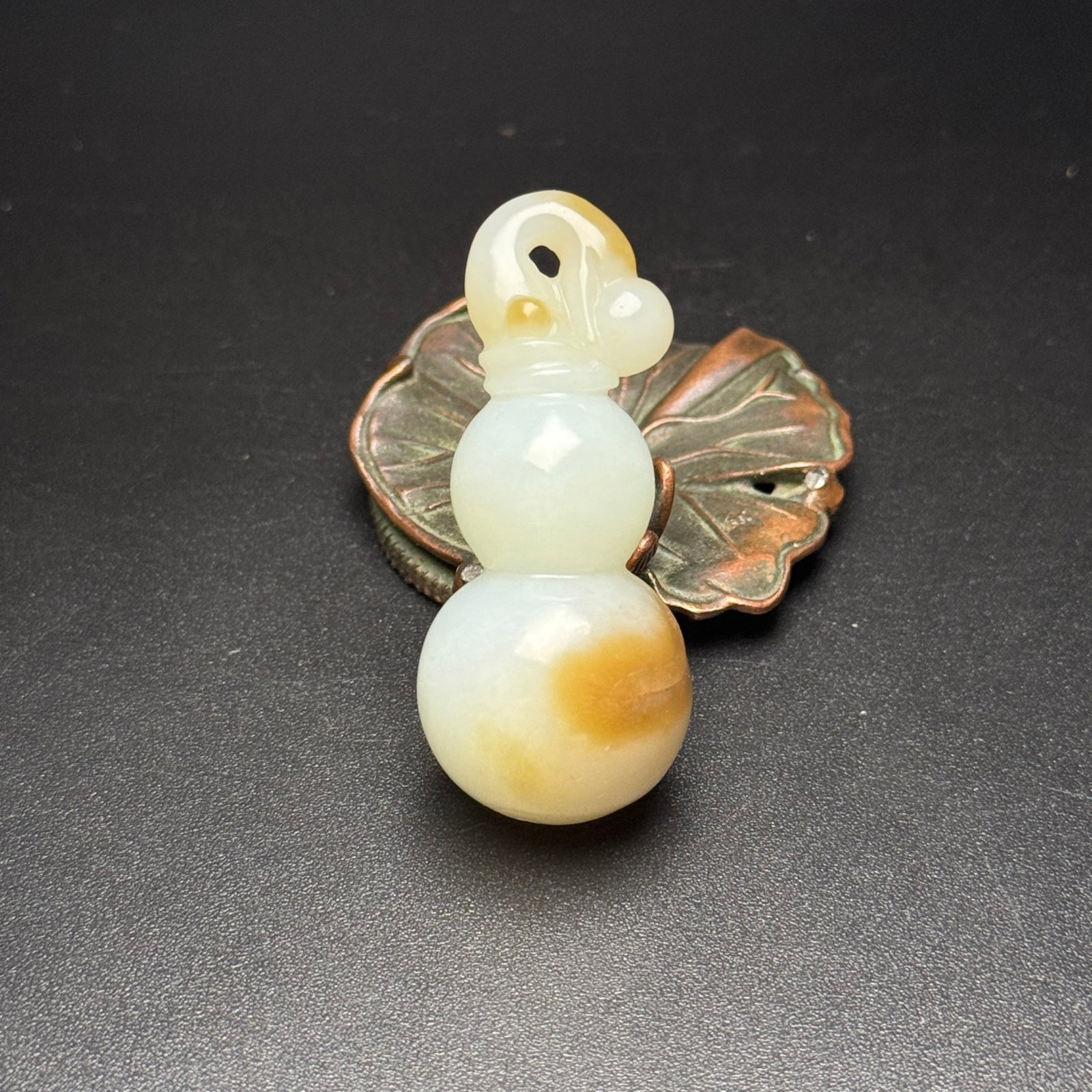 An Exquisite White Jade Gourd Pendant: An Exquisite White Jade Gourd Pendant,Qing Dynasty,China,Size:0.9inx0.9inx2.1in,Weight:31g 白玉葫芦挂件,中国清代