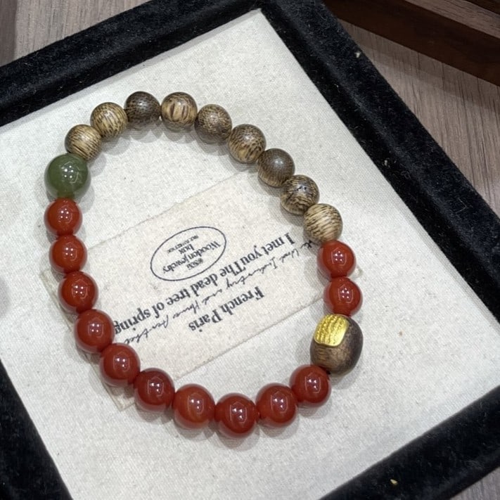 An Exquisite Agarwood With Agate Bracelet: An Exquisite Agarwood With Agate Bracelet,Size:0.3in 沉香配玛瑙手串