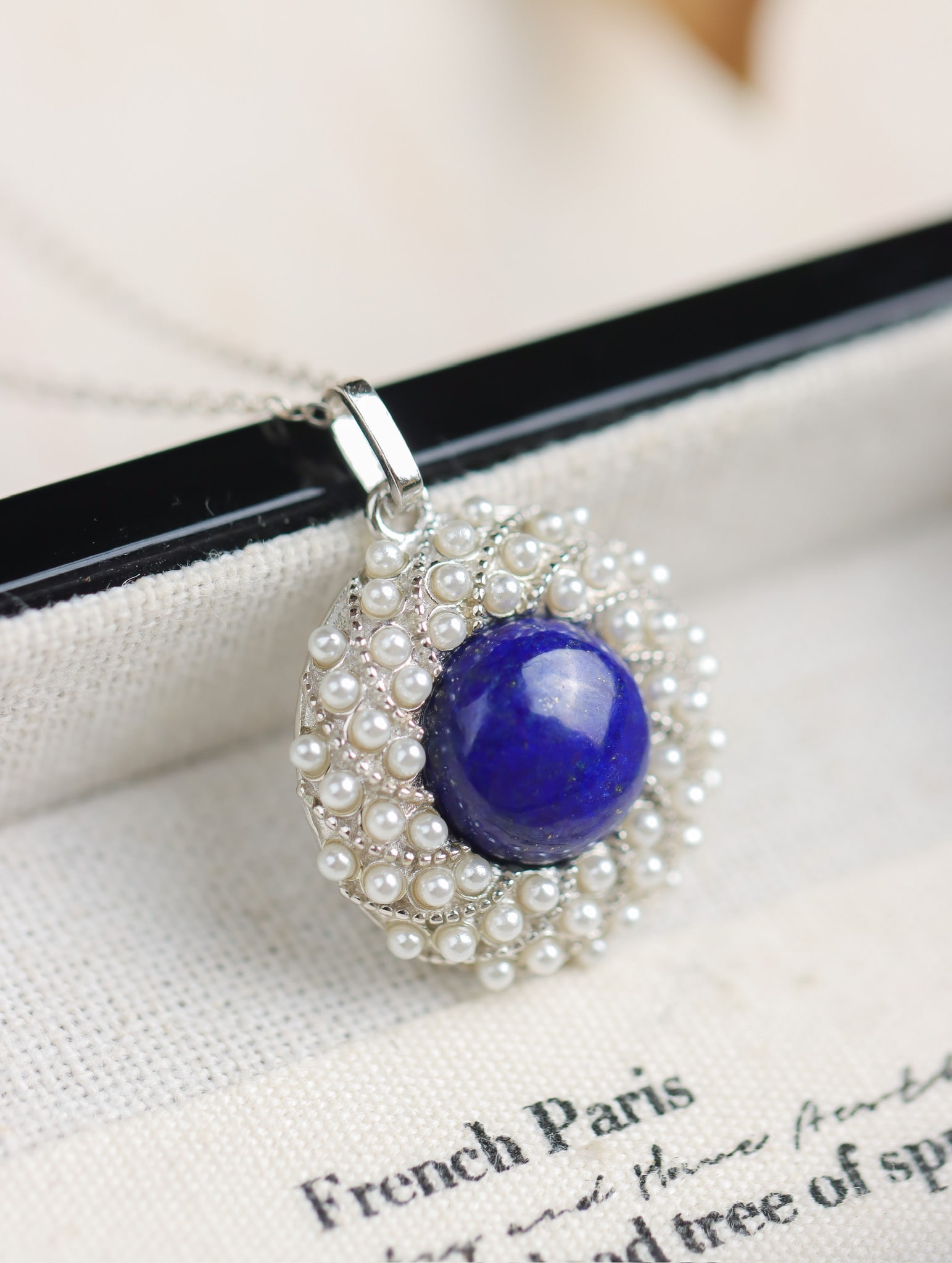 An Exquisite Sterling Silver Inlaid Lapis Lazuli Pendant, Inlaid Pearls: An Exquisite Sterling Silver Inlaid Lapis Lazuli Pendant, Inlaid Pearls 纯银镶青金石吊坠,嵌珍珠