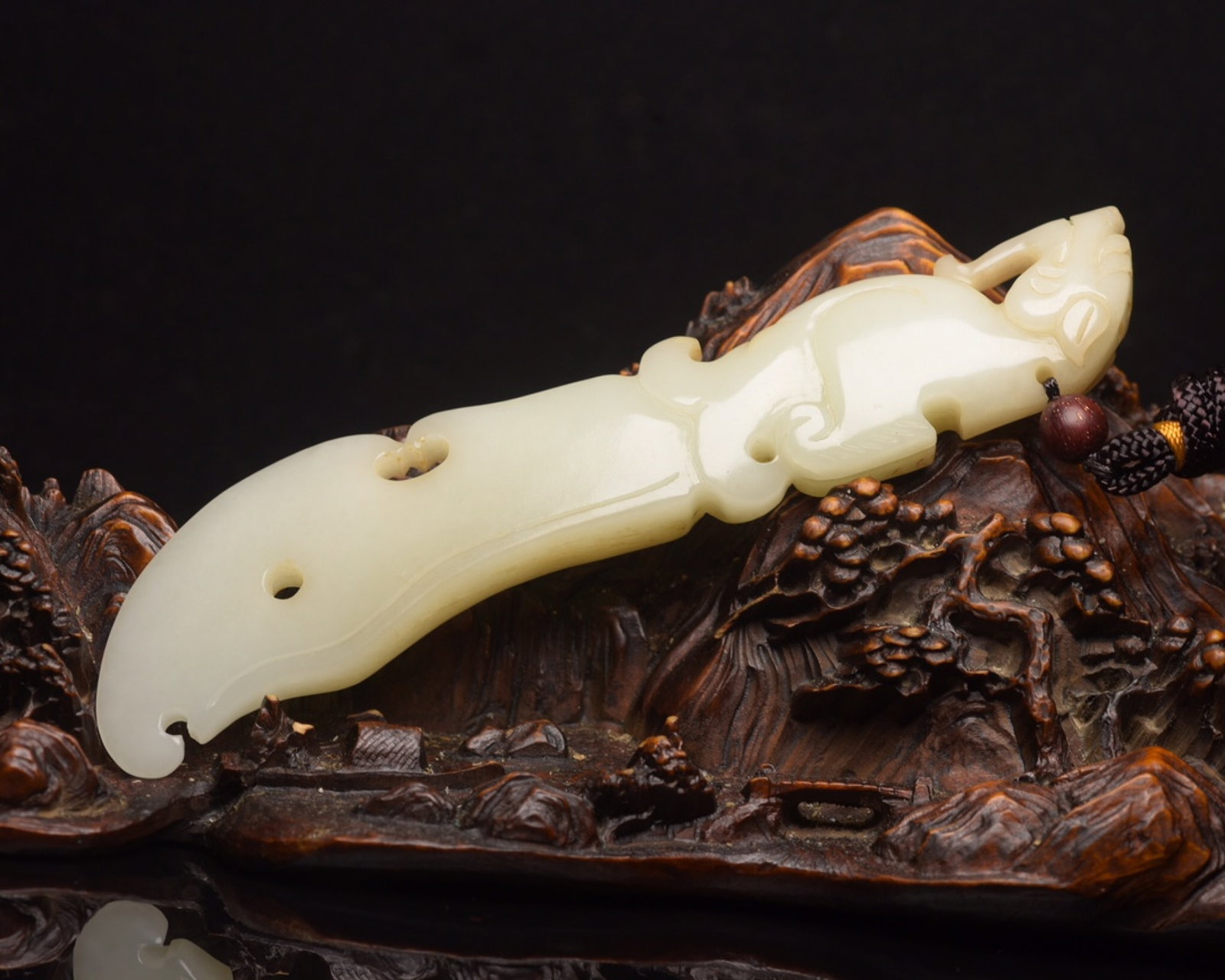 An Exquisite White Jade Beast Pattern Sword - 2