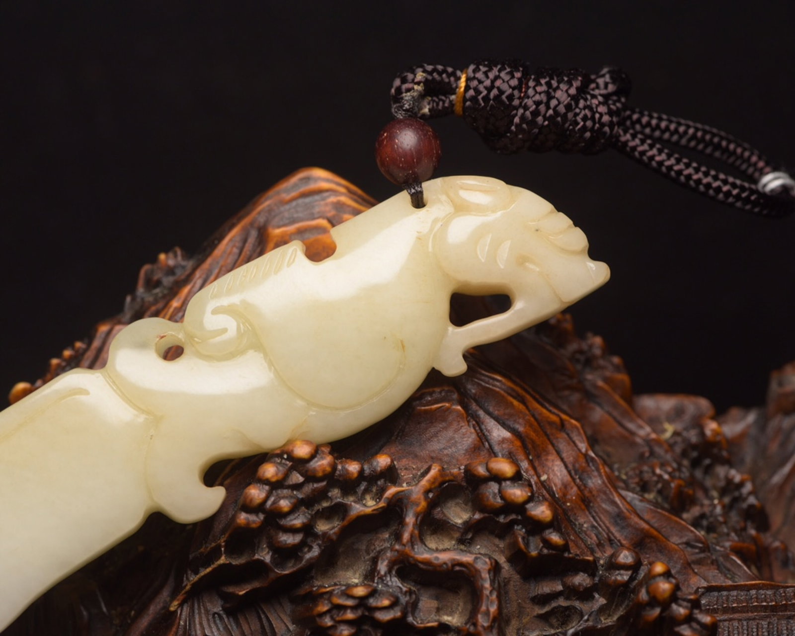 An Exquisite White Jade Beast Pattern Sword - 4