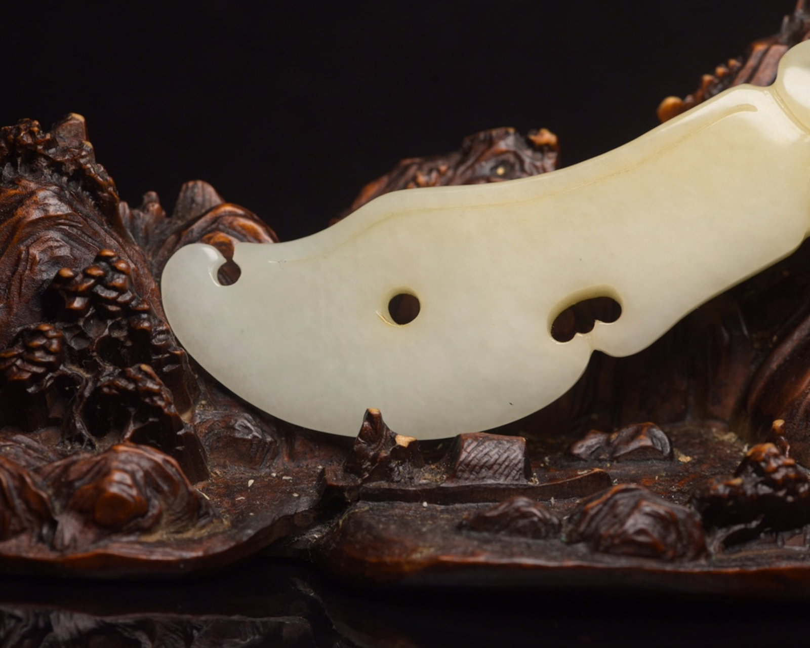An Exquisite White Jade Beast Pattern Sword - 6