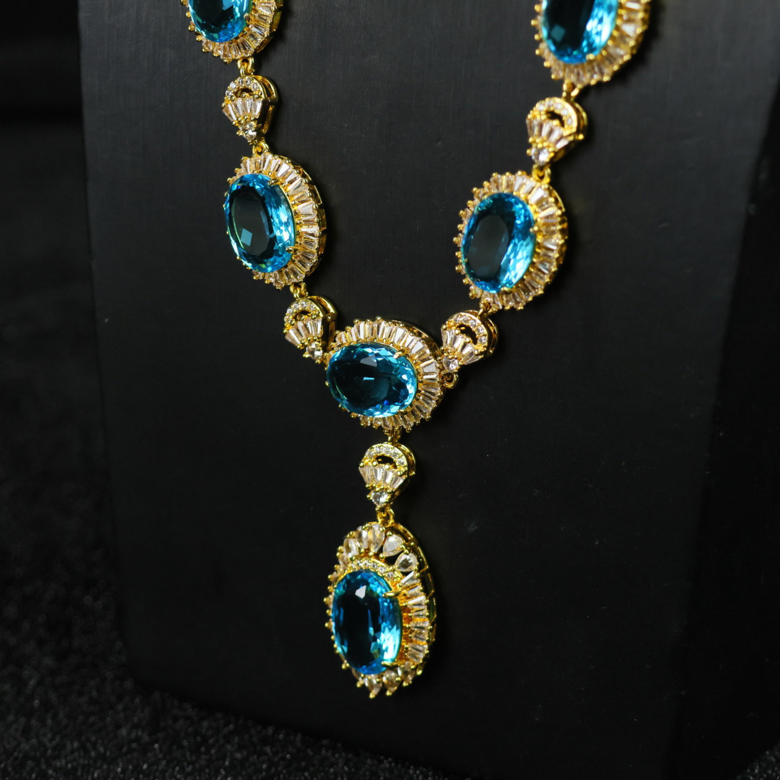A Set of Fine Jewelry: A Set of Fine Jewelry 一套精美的首饰