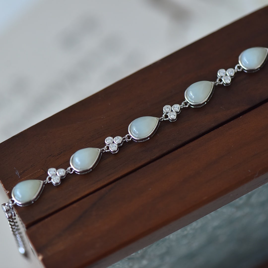 An Exquisite Sterling Silver Inlaid White Jade Bracelet: An Exquisite Sterling Silver Inlaid White Jade Bracelet,Size:0.2inx0.4in 纯银镶白玉手链