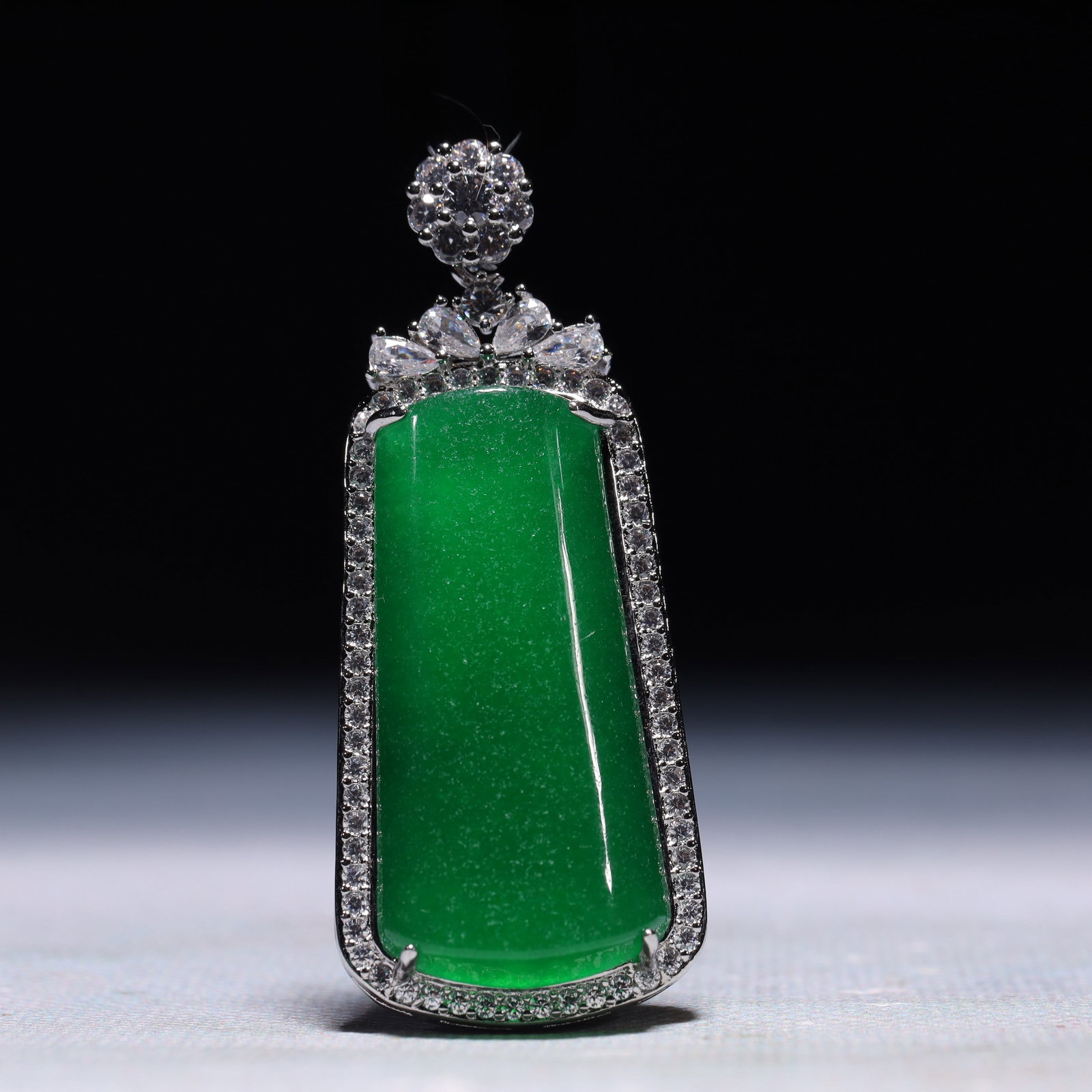 An Exquisite Pendant,Inlaid Gems: An Exquisite Pendant,Inlaid Gems,Size:1inx0.4inx2.4in,Weight:19.6g 一个精美的吊坠,镶宝石