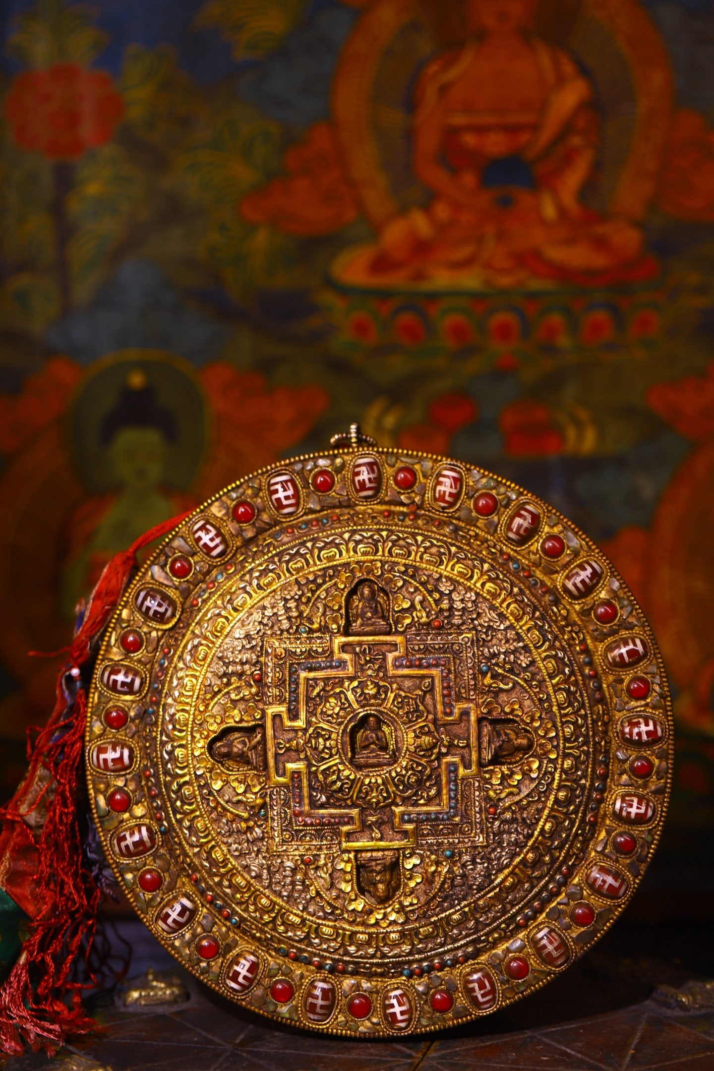 An Exquisite Silver Inlaid Dzi Bead and Gems Buddha Statue Tangka: An Exquisite Silver Inlaid Dzi Bead and Gems Buddha Statue Tangka,Qing Dynasty,China,Size:9.1inx7.9in,Weight:470g 银嵌天珠和宝石佛像唐ࡖ