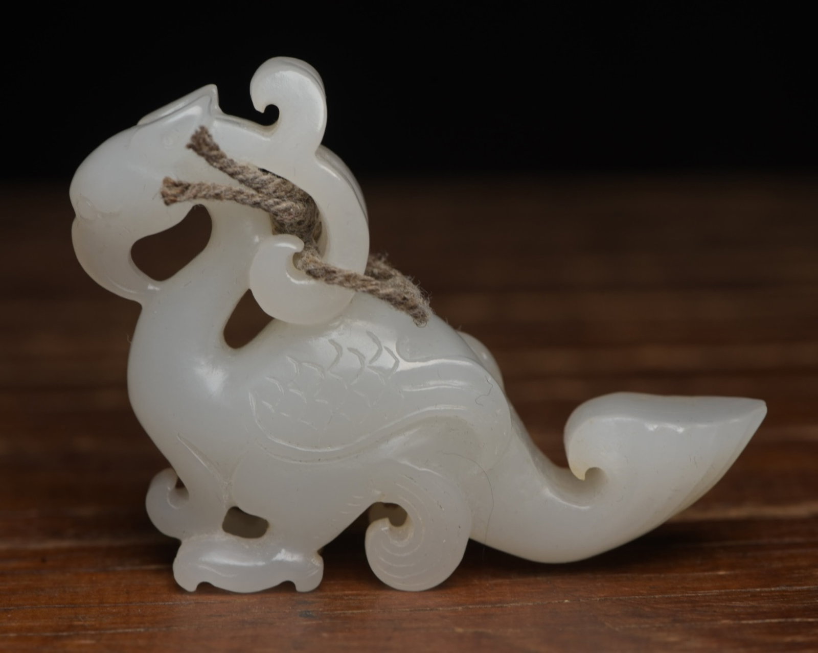 An Exquisite White Jade Phoenix Ornament: An Exquisite White Jade Phoenix Ornament,Qing Dynasty,China,Size:2.8inx2inx0.7in,Weight:51g 白玉凤摆件,中国清代