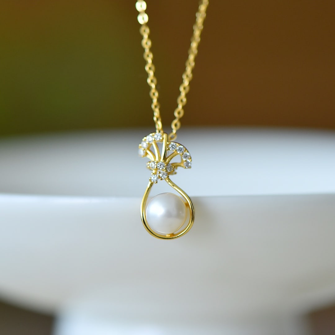 An Exquisite Sterling Silver-Gold Plated Inlaid Pearl Necklace,Inlaid Diamond: An Exquisite Sterling Silver-Gold Plated Inlaid Pearl Necklace,Inlaid Diamond,Size:0.3inx0.3in 纯银镀金镶珍珠项链,嵌钻石