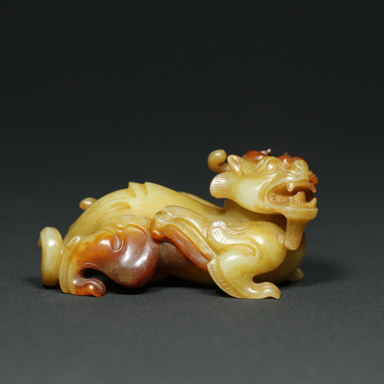 An Exquisite White Jade Auspicious Beast Ornament: An Exquisite White Jade Auspicious Beast Ornament,Han Dynasty,China,Size:3.1inx1.8inx1.5in,Weight:138g 白玉瑞兽摆件,中国汉代
