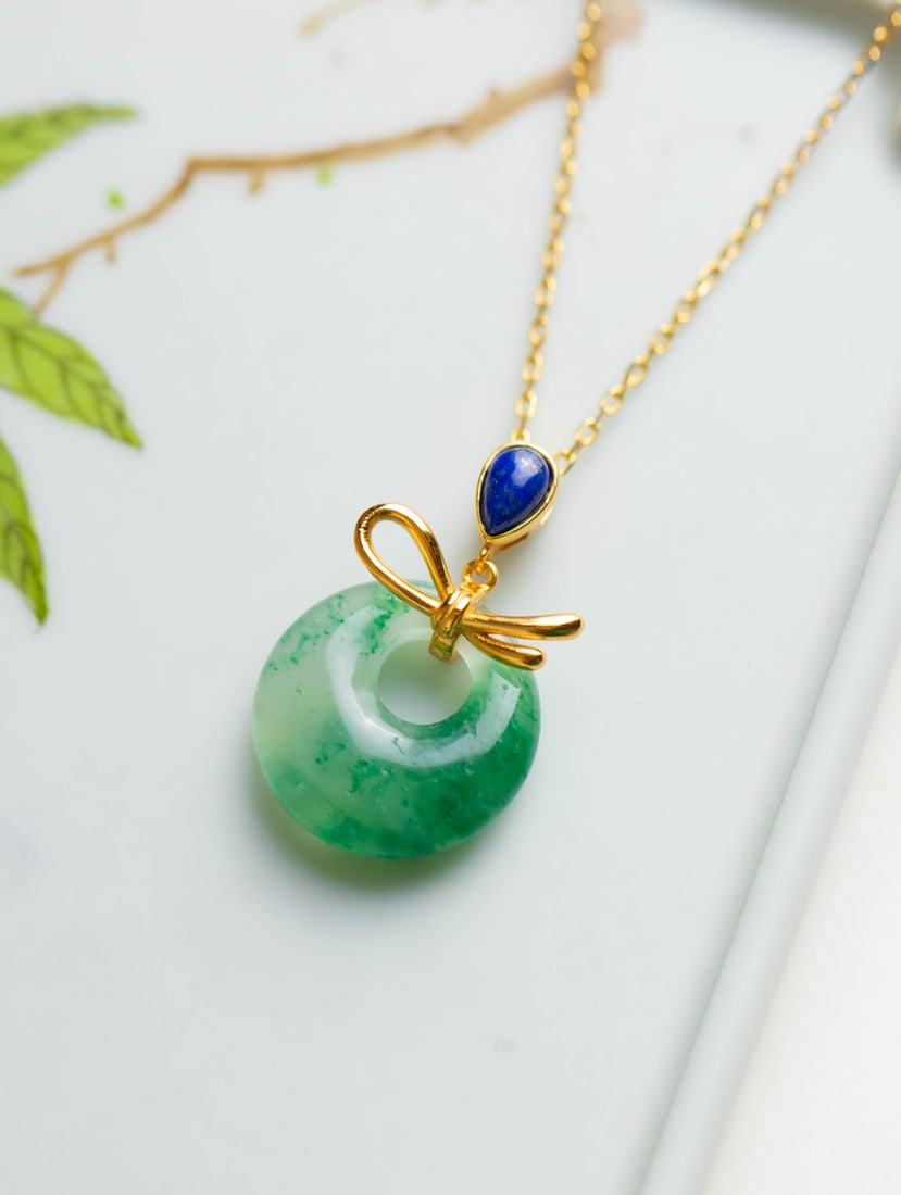 An Exquisite Sterling Silver-Gold Plated Inlaid Jadeite Pendant,Inlaid Lapis Lazuli: An Exquisite Sterling Silver-Gold Plated Inlaid Jadeite Pendant,Inlaid Lapis Lazuli 纯银镀金镶翡翠吊坠,嵌青金石