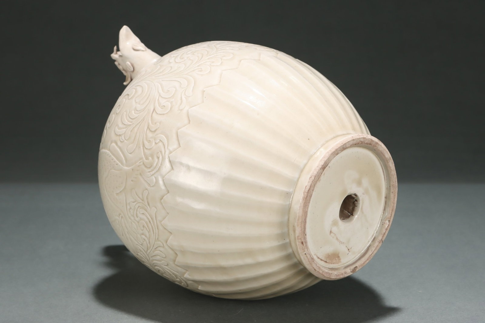 An Exquisite Ding yao White Glazed Flower Pattern Loop-Handled Pot - 8