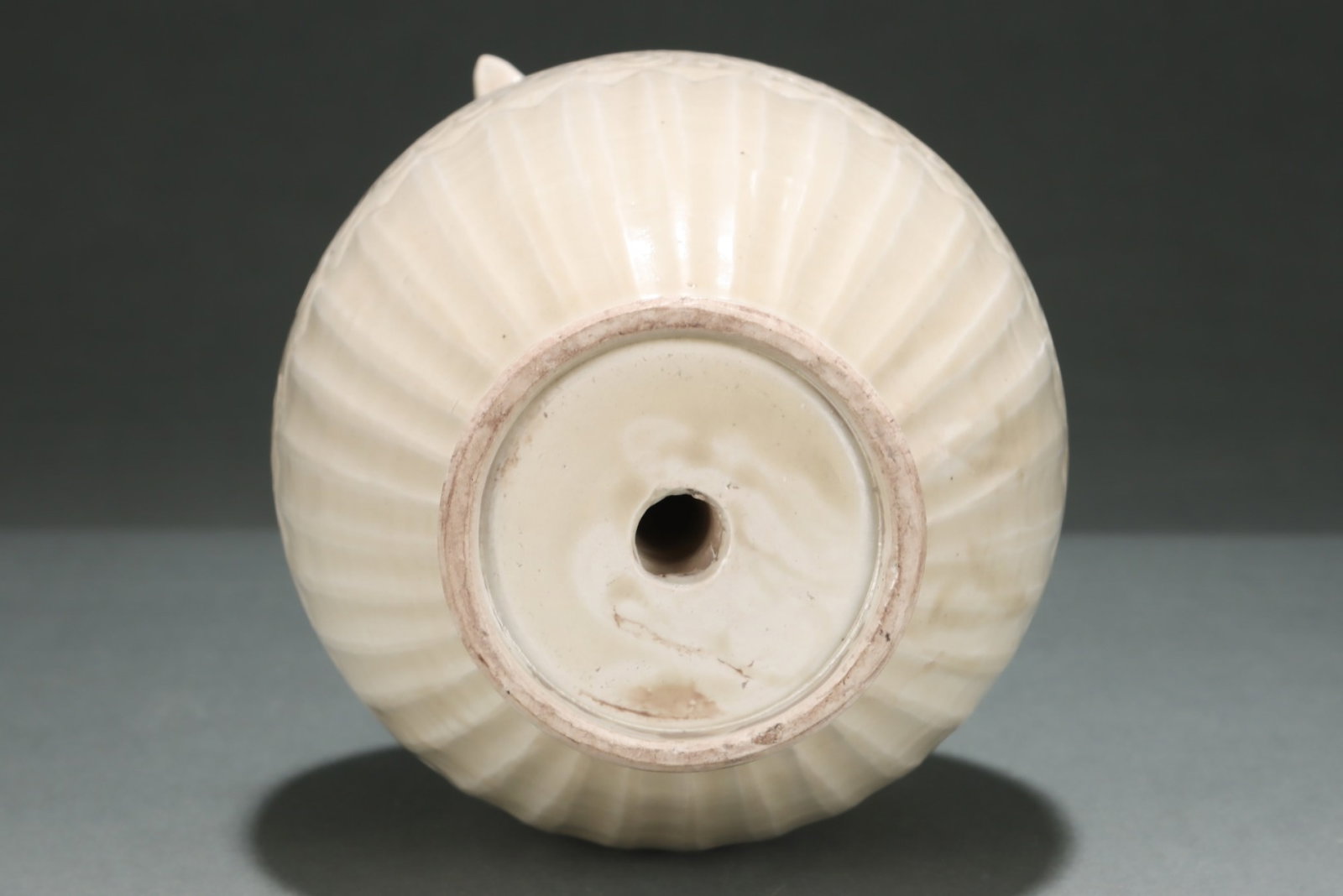 An Exquisite Ding yao White Glazed Flower Pattern Loop-Handled Pot - 9