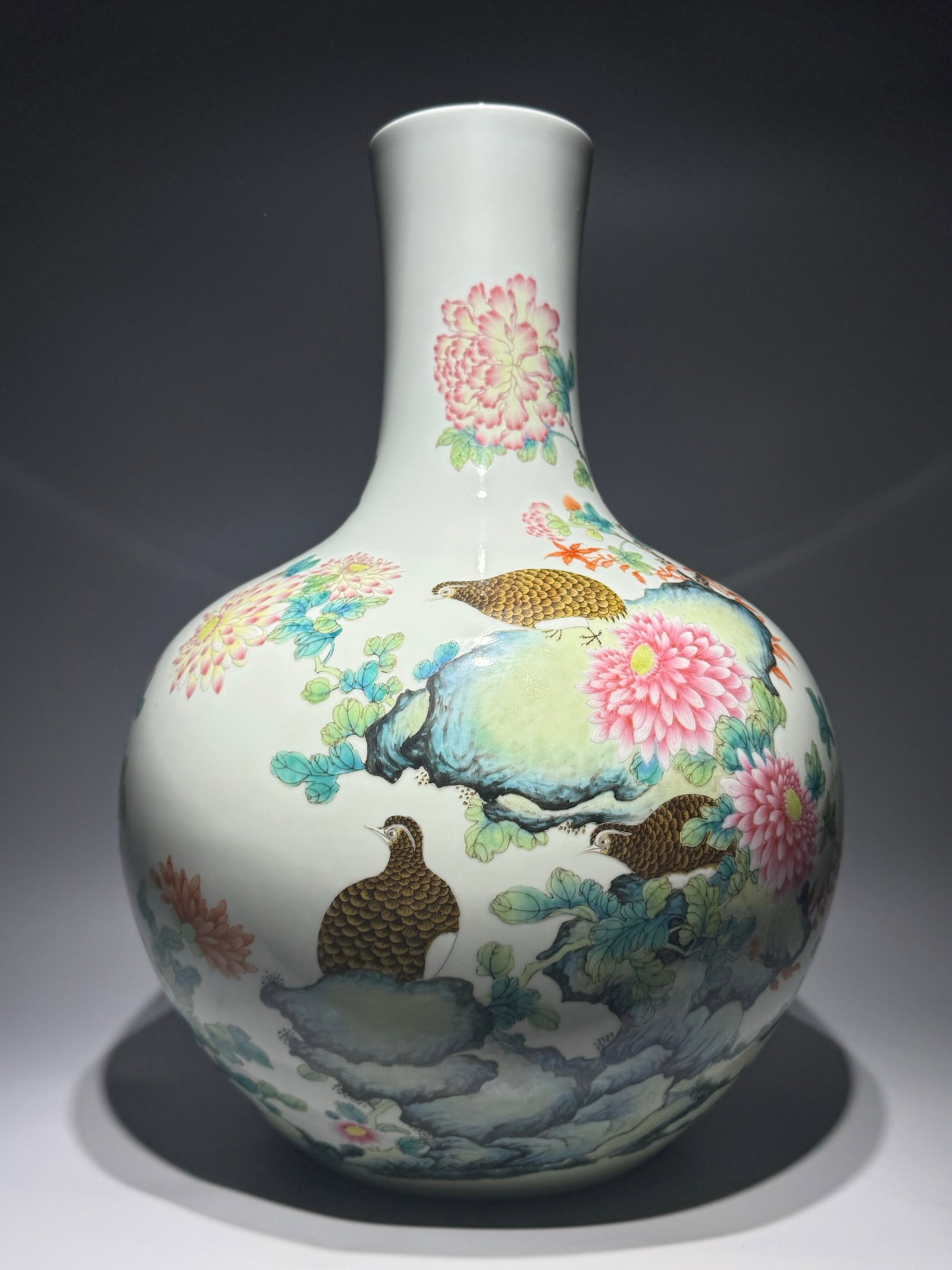 A Huge Famille-Rose Flower and Bird Pattern Vase: A Huge Famille-Rose Flower and Bird Pattern Vase,Qing Dynasty,China,Yongzheng Six-character Mark,Size:20.9inx15in 粉彩花鸟纹瓶,中国清代,&
