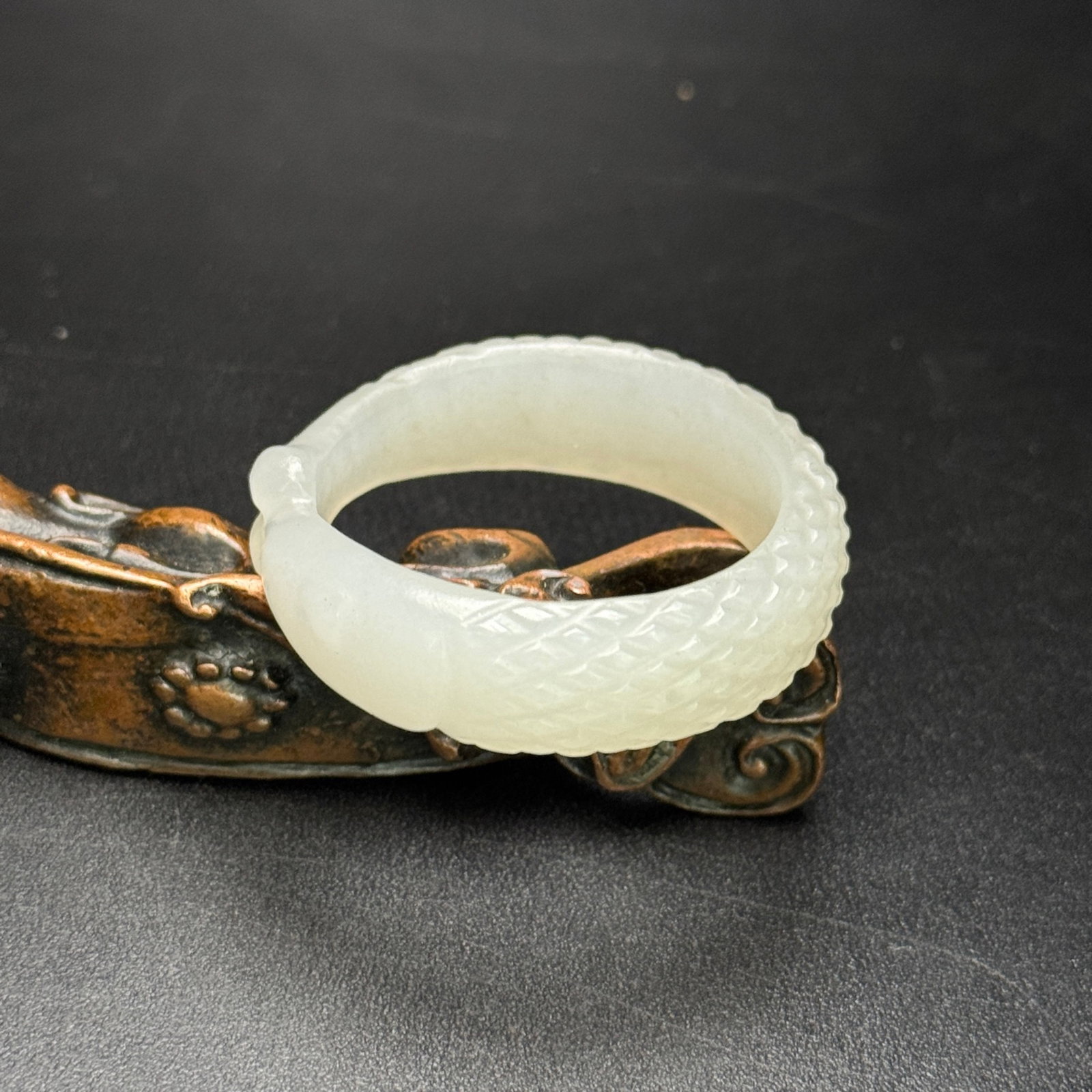 An Exquisite White Jade Thumb Ring - 2