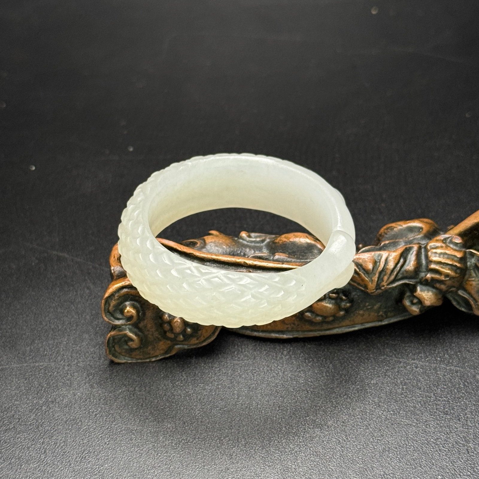 An Exquisite White Jade Thumb Ring - 3