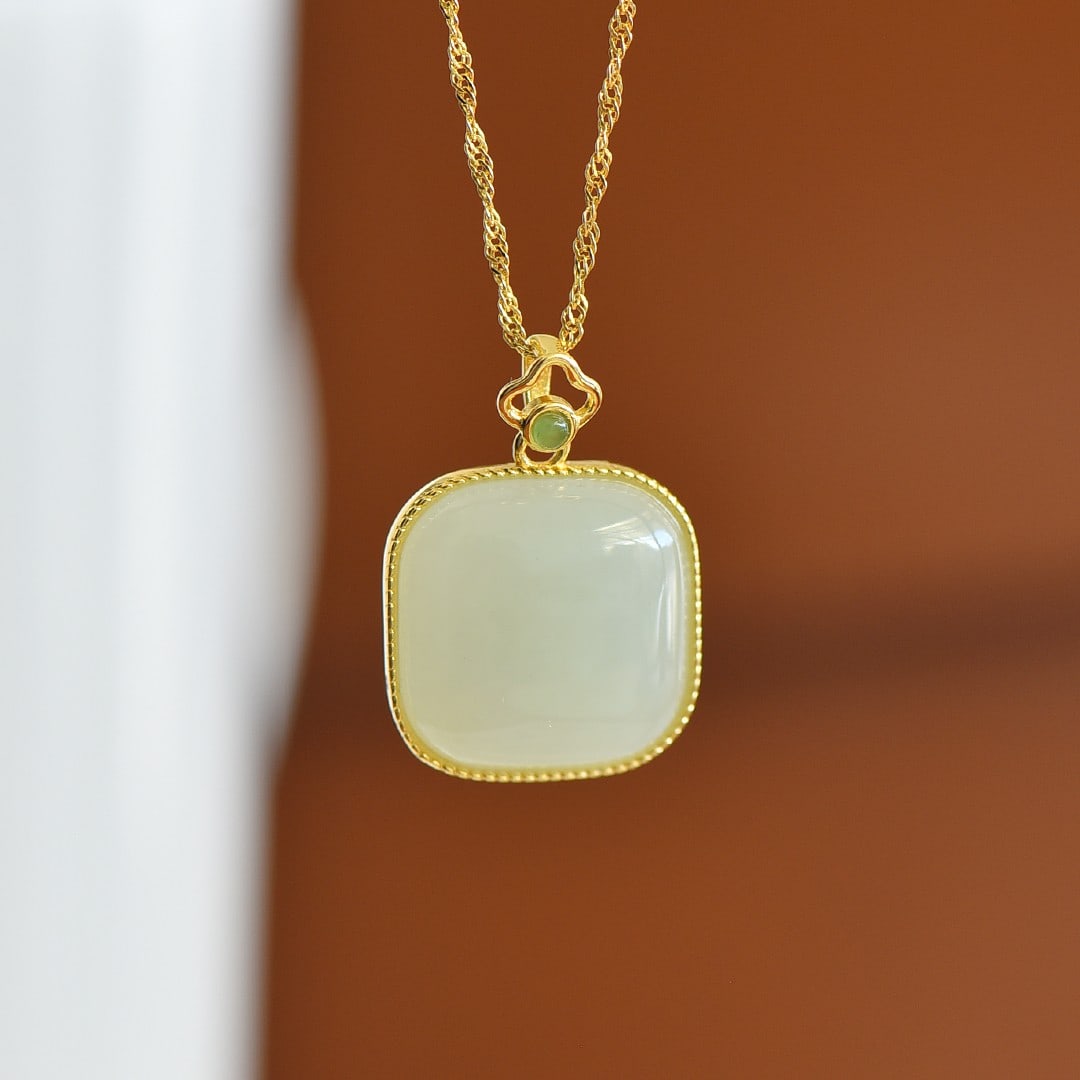 An Exquisite Sterling Silver-Gold Plated Inlaid White Jade Necklace,Inlaid Jasper: An Exquisite Sterling Silver-Gold Plated Inlaid White Jade Necklace,Inlaid Jasper,Size:0.6inx0.6in 纯银镀金镶白玉项链,嵌碧玉