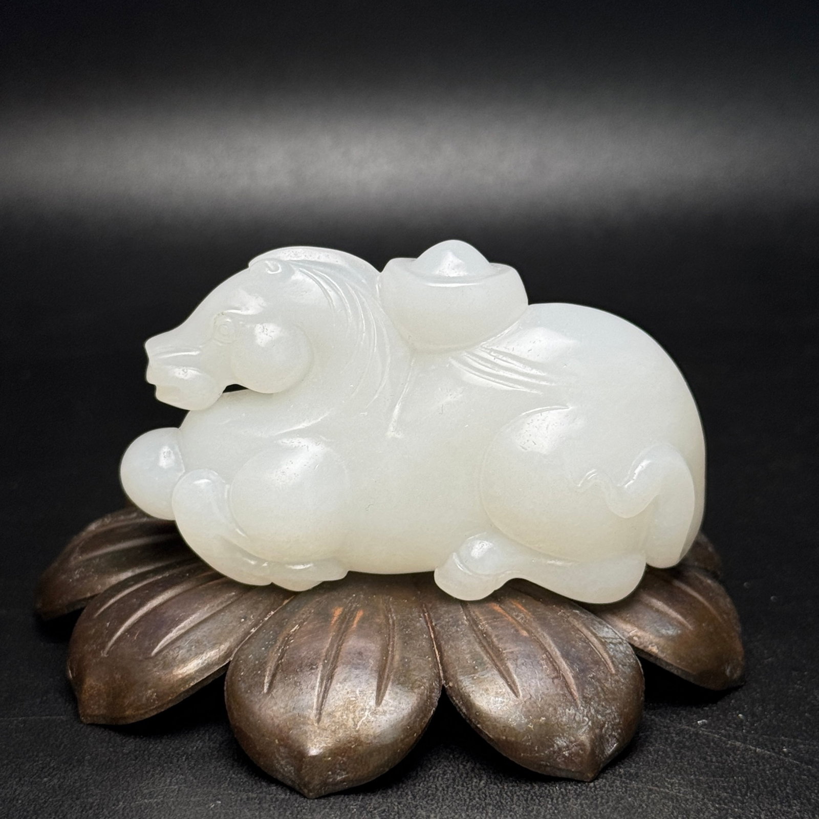 An Exquisite White Jade Horse Ornament: An Exquisite White Jade Horse Ornament,Qing Dynasty,China,Size:3inx1.8inx1.3in,Weight:133g 白玉骏马摆件,中国清代