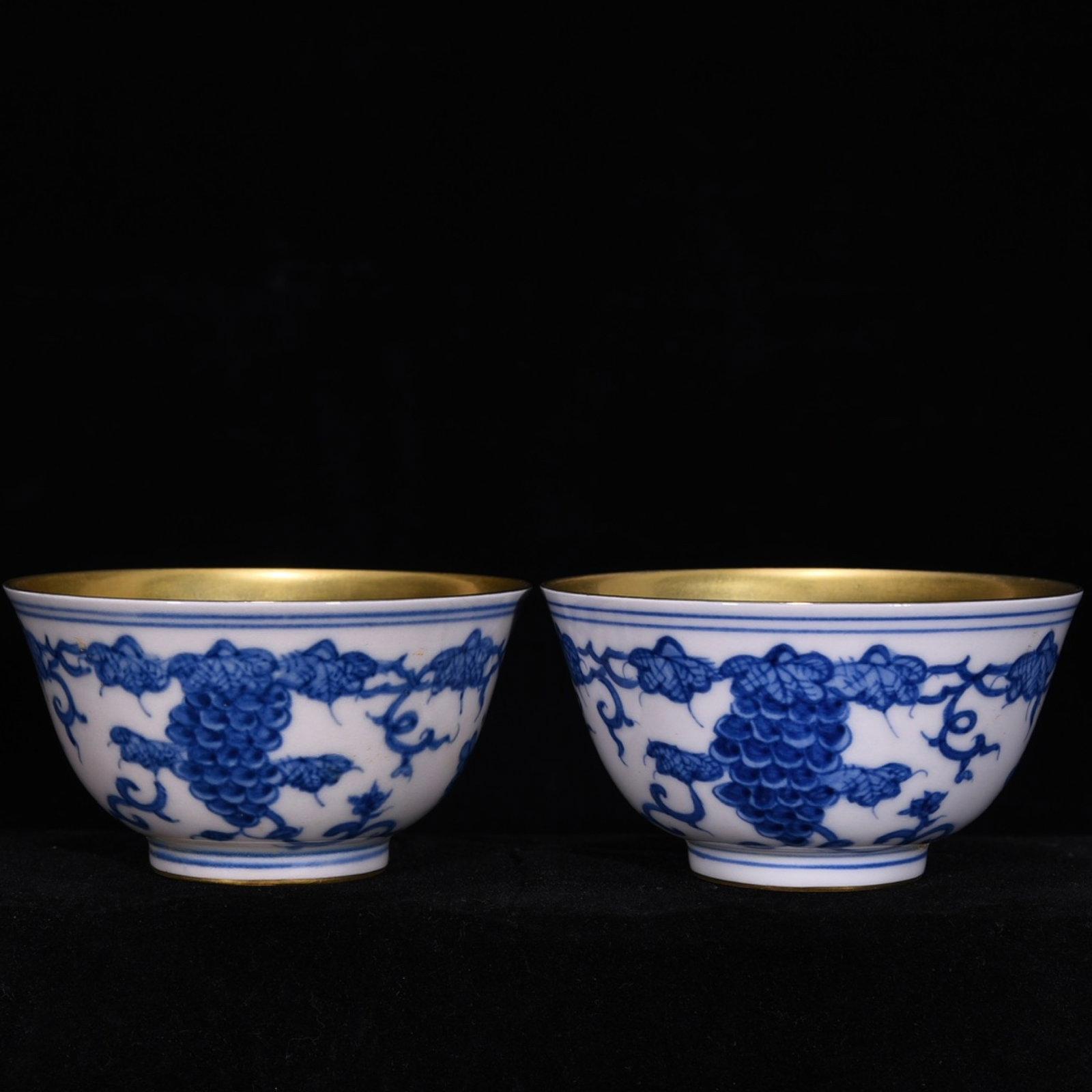 A Pair of Exquisite Blue and White Gilt Grape Pattern Cup: A Pair of Exquisite Blue and White Gilt Grape Pattern Cup,Ming Dynasty,China,Chenghua Six-character Mark,Size:2.2inx3.5in 一对青花描金葡萄纹੗
