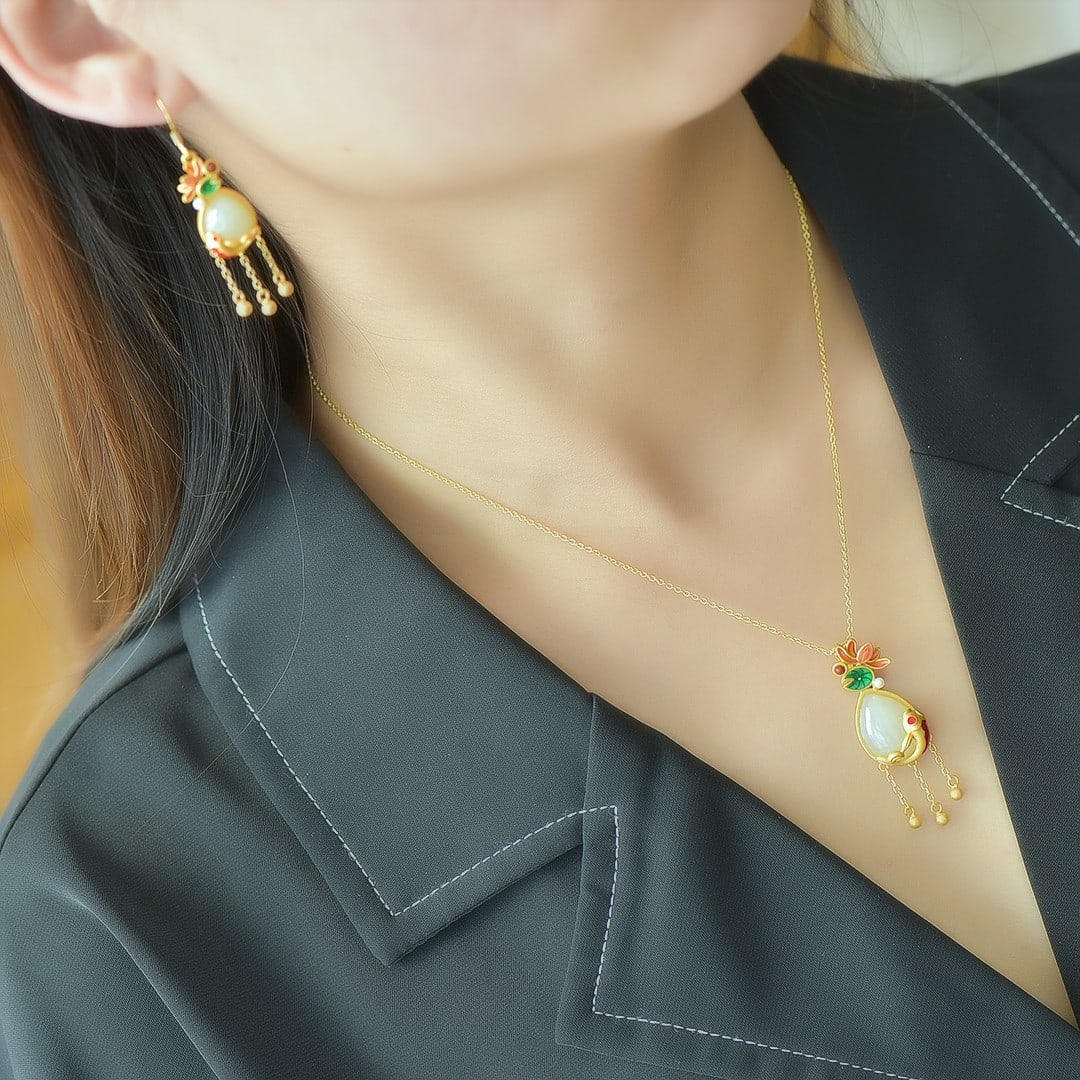 A Set of Fine Sterling Silver-Gold Plated Inlaid White Jade Jewelrys: A Set of Fine Sterling Silver-Gold Plated Inlaid White Jade Jewelrys 一套纯银镀金镶白玉首饰