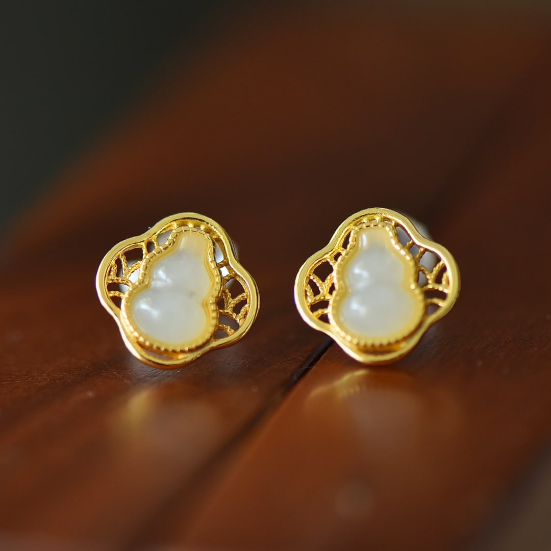 A Pair of Exquisite Sterling Silver-Gold Plated Inlaid White Jade Earrings: A Pair of Exquisite Sterling Silver-Gold Plated Inlaid White Jade Earrings,Size:0.2inx0.3in 一对纯银镀金镶白玉耳钉