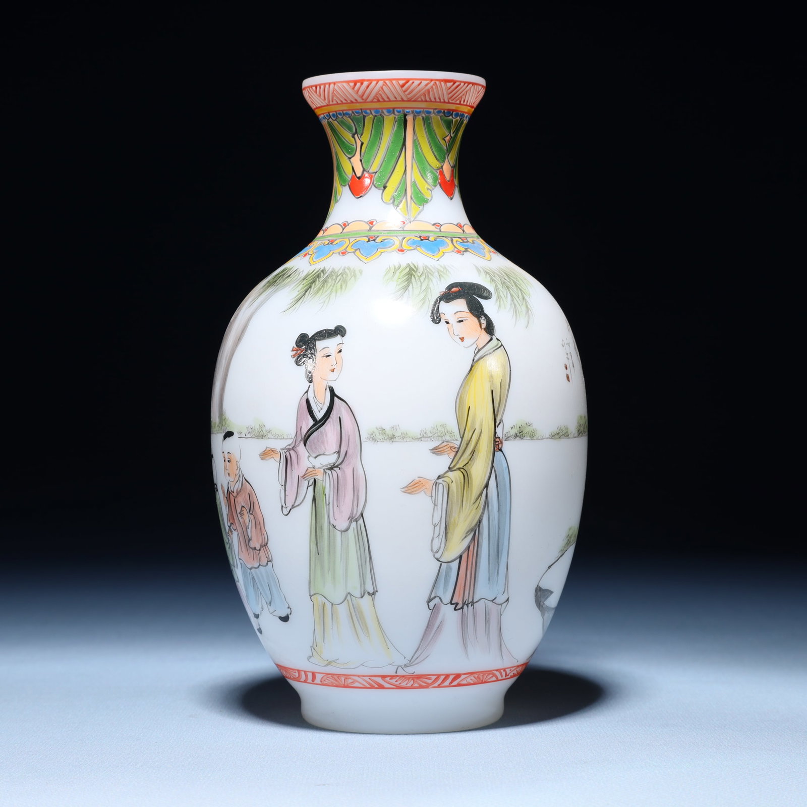 An Exquisite Glass Character and Story Pattern Vase: An Exquisite Glass Character and Story Pattern Vase,Qing Dynasty,China,Qianlong Mark,Size:3.9inx7.5in,Weight:342g