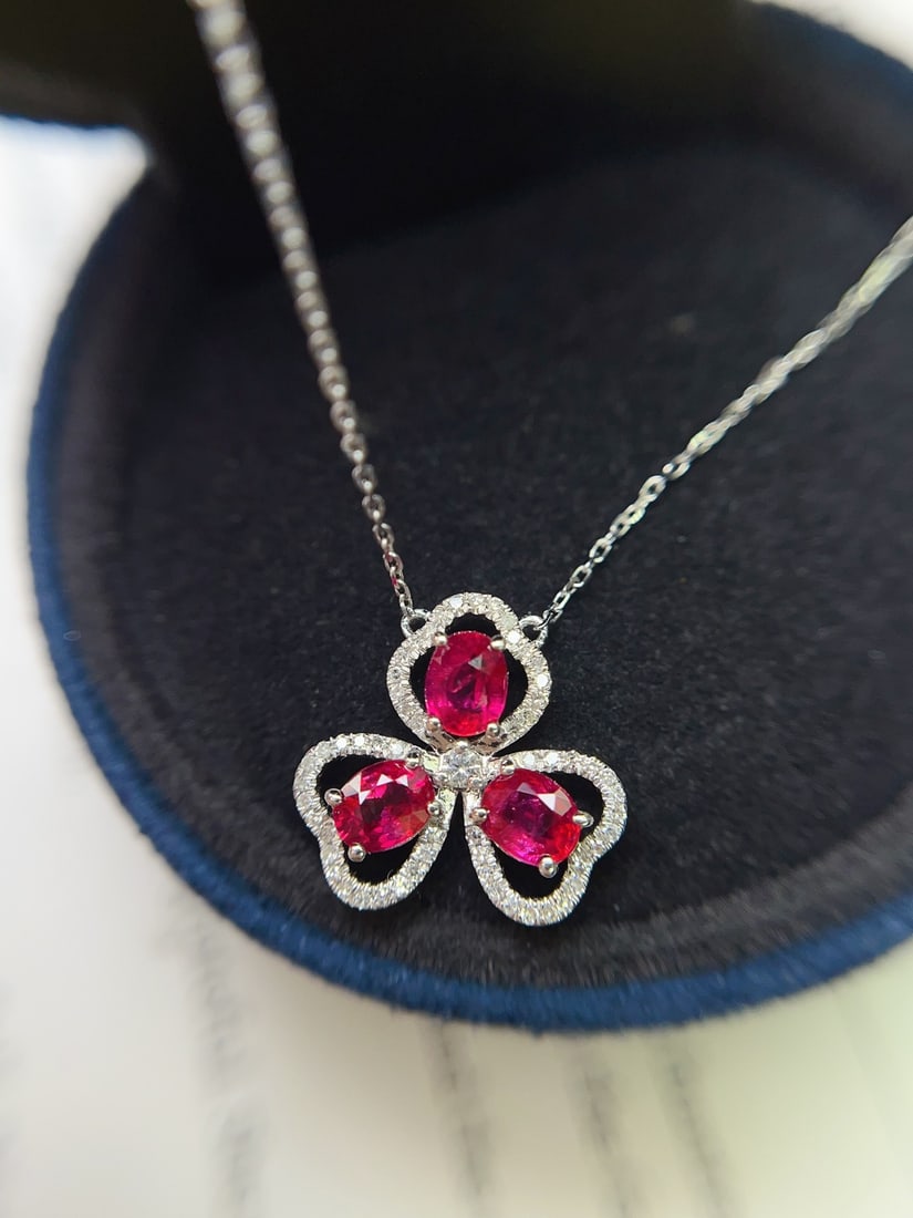 A Exquisite 18k Gold Inlaid 1.10ct Natural Ruby Pendant,Inlaid Diamond: A Exquisite 18k Gold Inlaid 1.10ct Natural Ruby Pendant,Inlaid Diamond,Total Weight:2.17g 18k金镶 1.10ct 天然红宝石吊坠,嵌钻石