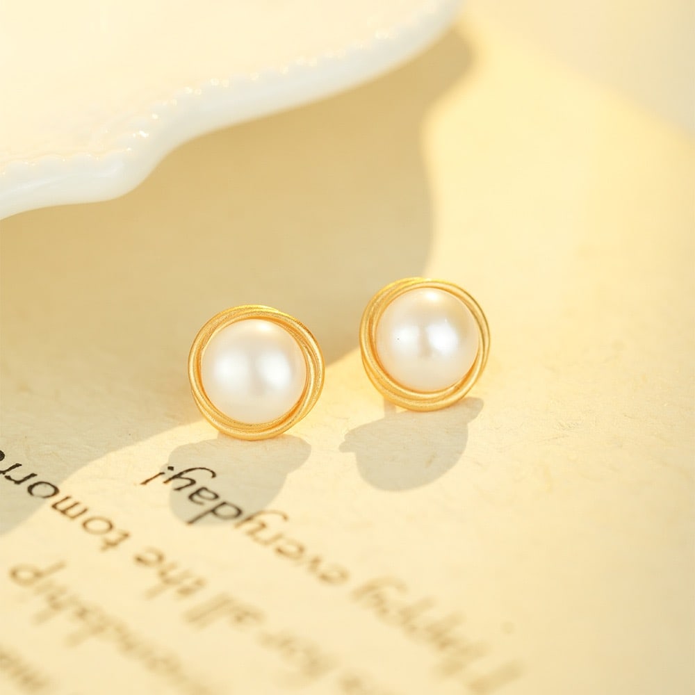 A Pair of Exquisite Sterling Silver-Gold Plated Inlaid Pearls Earrings: A Pair of Exquisite Sterling Silver-Gold Plated Inlaid Pearls Earrings,Size:0.3inx0.3in,Weight:2.02g 一对纯银镀金镶珍珠耳钉