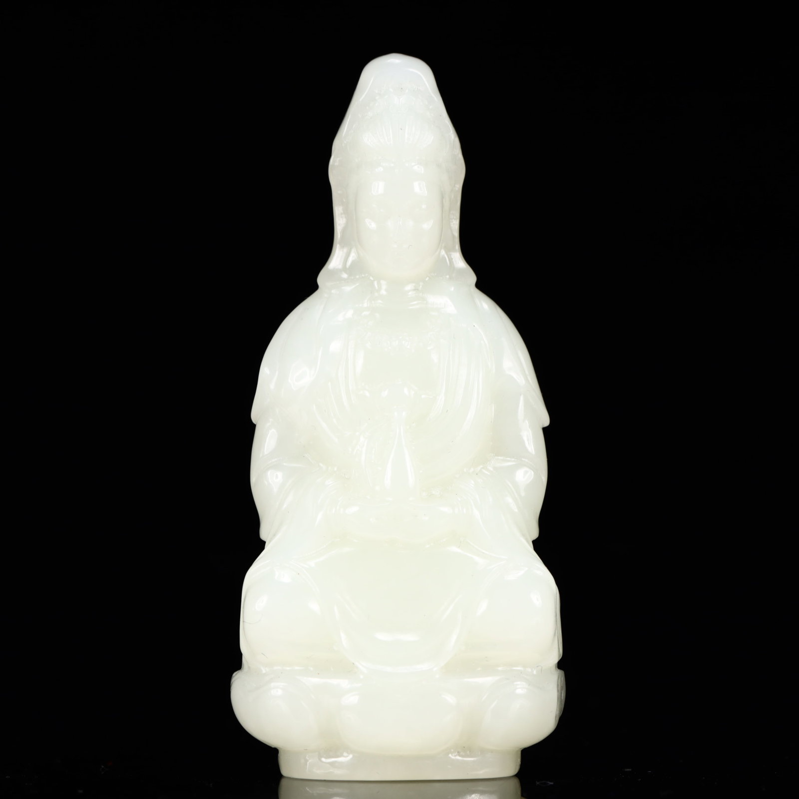 An Exquisite White Jade Statue of Avalokitesvara: An Exquisite White Jade Statue of Avalokitesvara,Qing Dynasty, China,Size:1.4inx1inx3.1in,Weight:94g 白玉观音像,中国清代