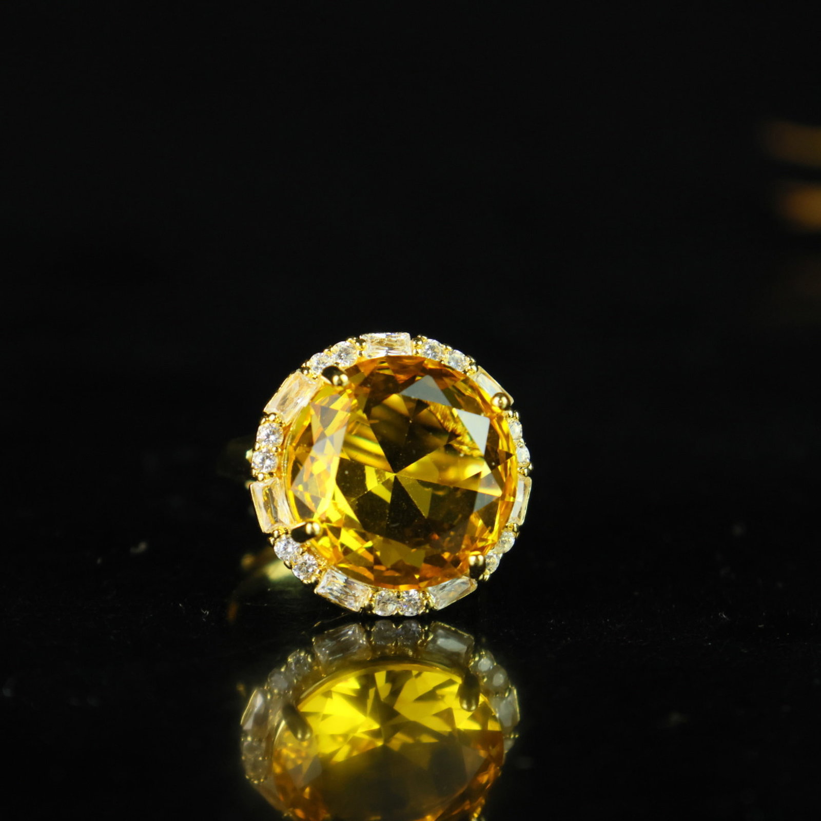 An Exquisite Ring: An Exquisite Ring,Size:0.7in 一个精美的戒指