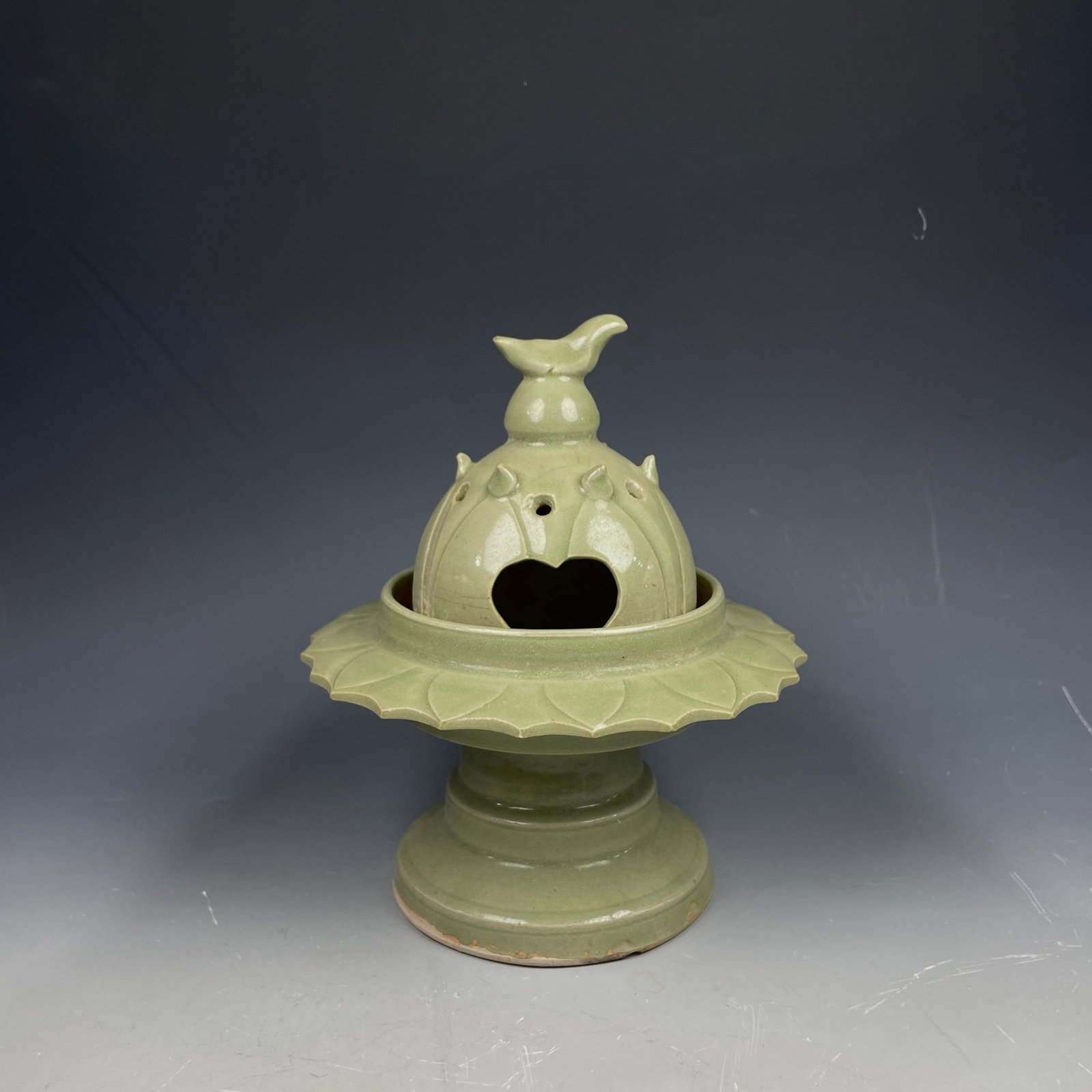 An Exquisite Yue yao Flower Pattern Censer: An Exquisite Yue yao Flower Pattern Censer,Song Dynasty,China,Size:7.1inx5.9in 越窑花卉纹香炉,中国宋代