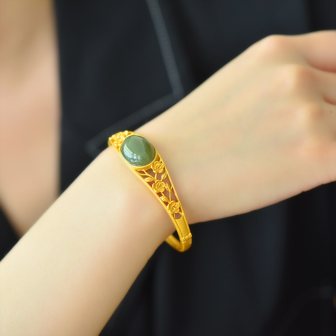 An Exquisite Sterling Silver-Gold Plated Inlaid Sapphire Bracelet: An Exquisite Sterling Silver-Gold Plated Inlaid Sapphire Bracelet,Size:0.5inx0.7in 纯银镀金镶青玉手镯