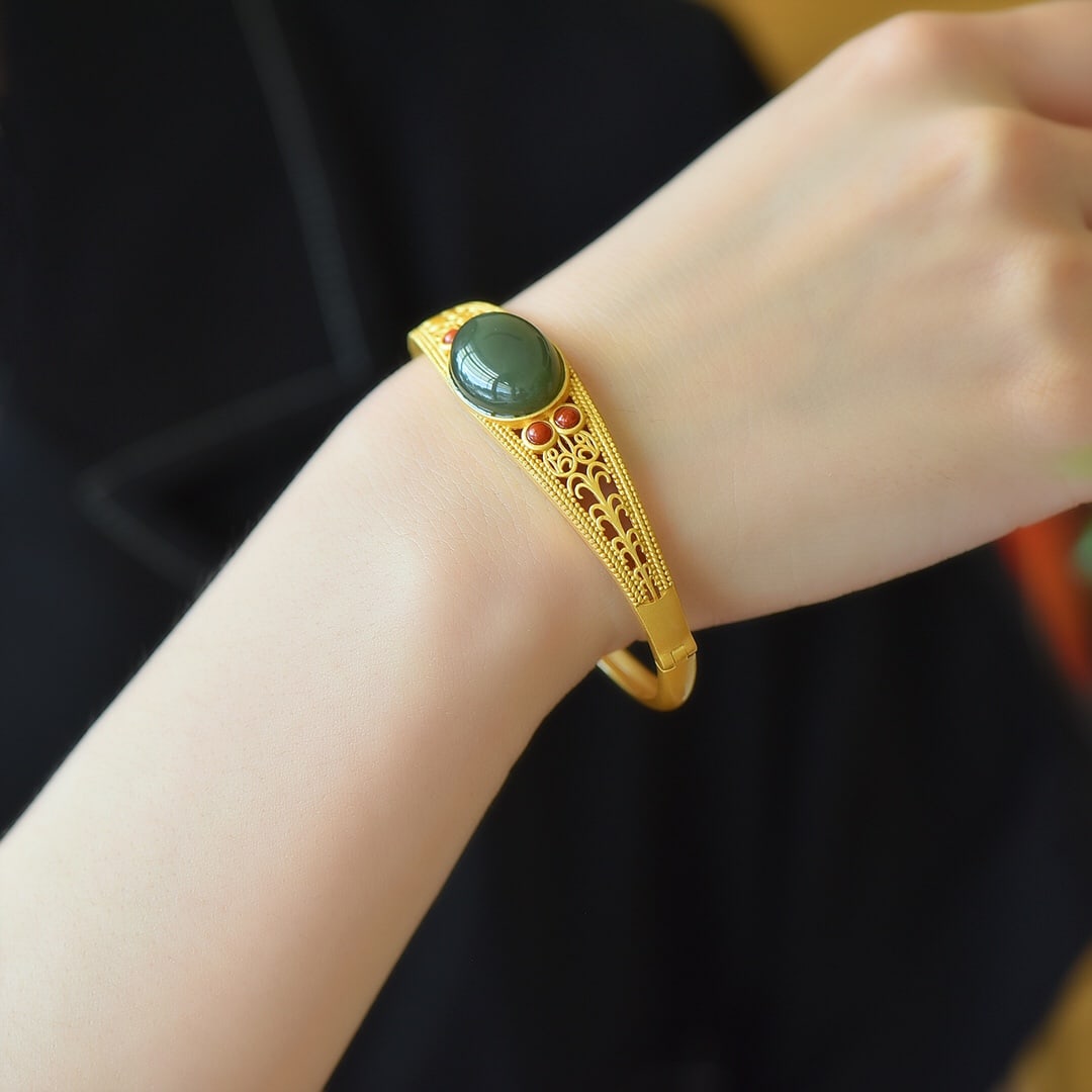 An Exquisite Sterling Silver-Gold Plated Inlaid Sapphire Bracelet: An Exquisite Sterling Silver-Gold Plated Inlaid Sapphire Bracelet,Size:0.5inx0.7in 纯银镀金镶青玉手镯