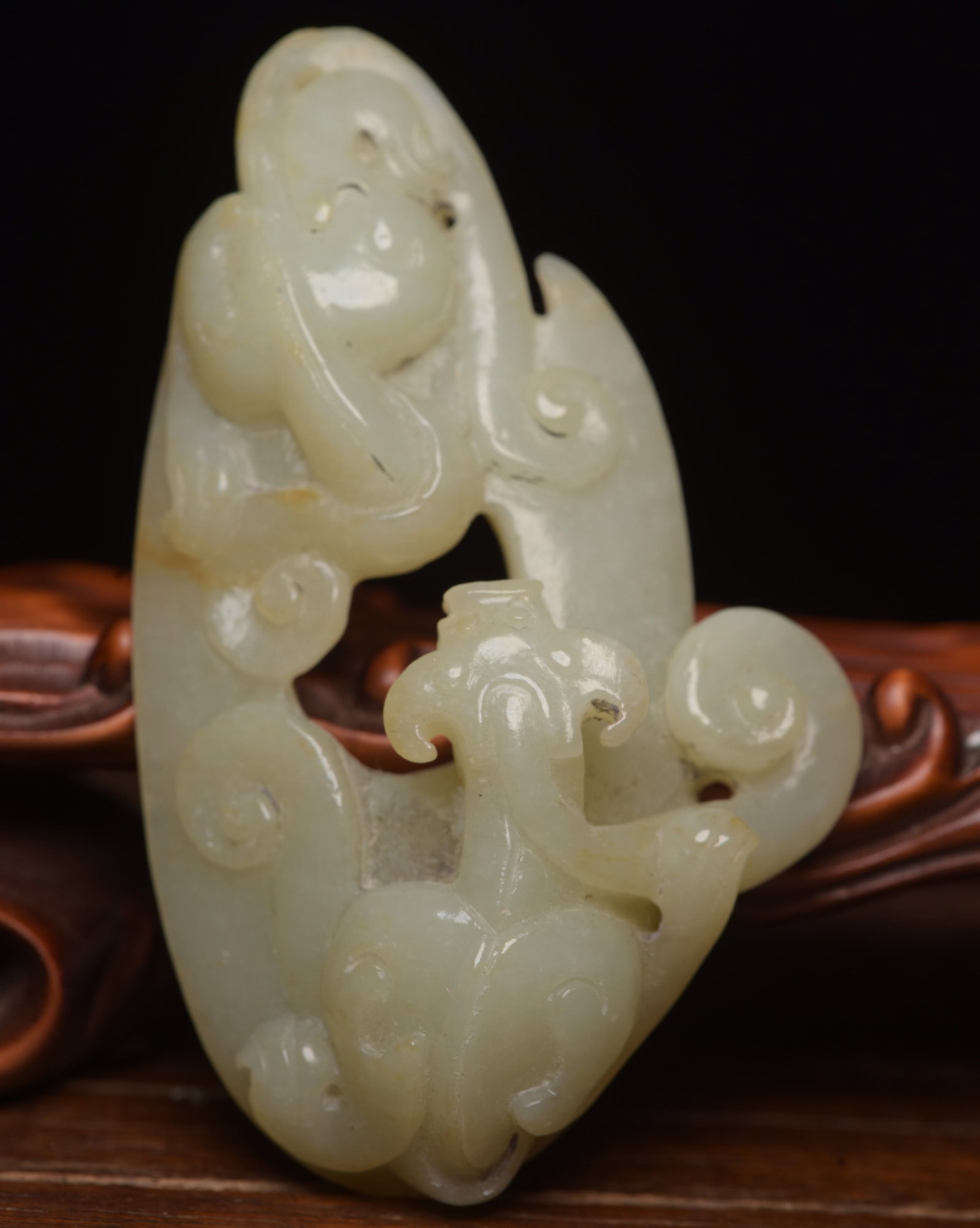 An Exquisite White Jade Chi-Dragon Pattern Pendant (1 of 9)