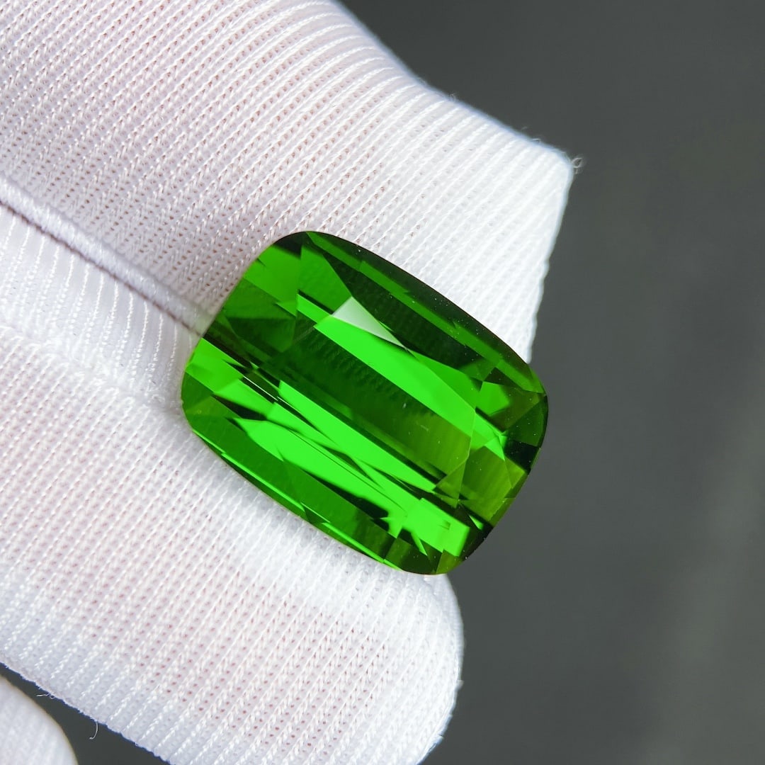14.65Ctw Natural Tourmaline Loose: 14.65Ctw Natural Tourmaline Loose,Size:0.6inx0.5inx0.3in 14.65Ctw天然碧玺裸石