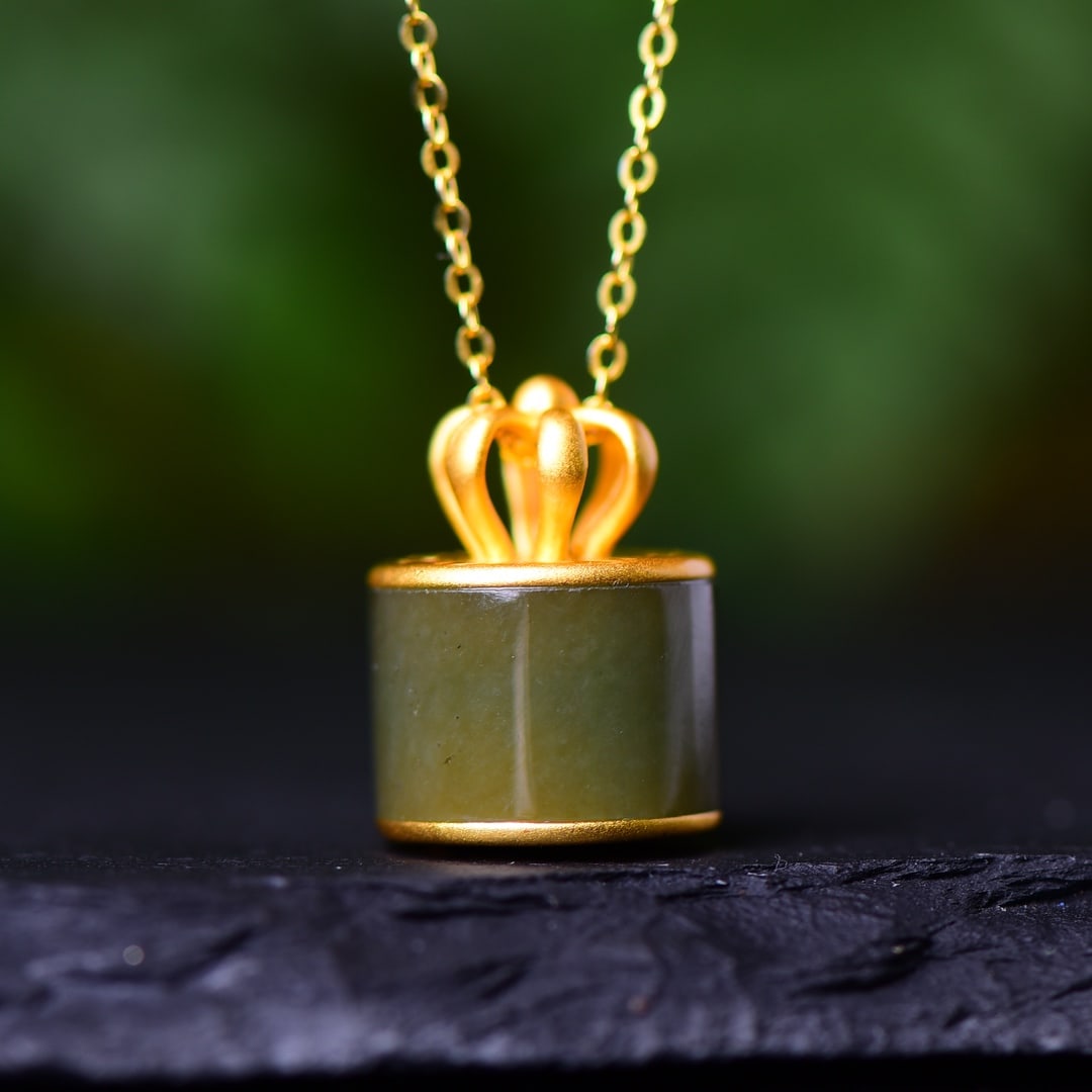 An Exquisite Sterling Silver-Gold Plated Inlaid Jasper Pendant: An Exquisite Sterling Silver-Gold Plated Inlaid Jasper Pendant,Size:0.5inx0.3in 纯银镀金镶碧玉吊坠