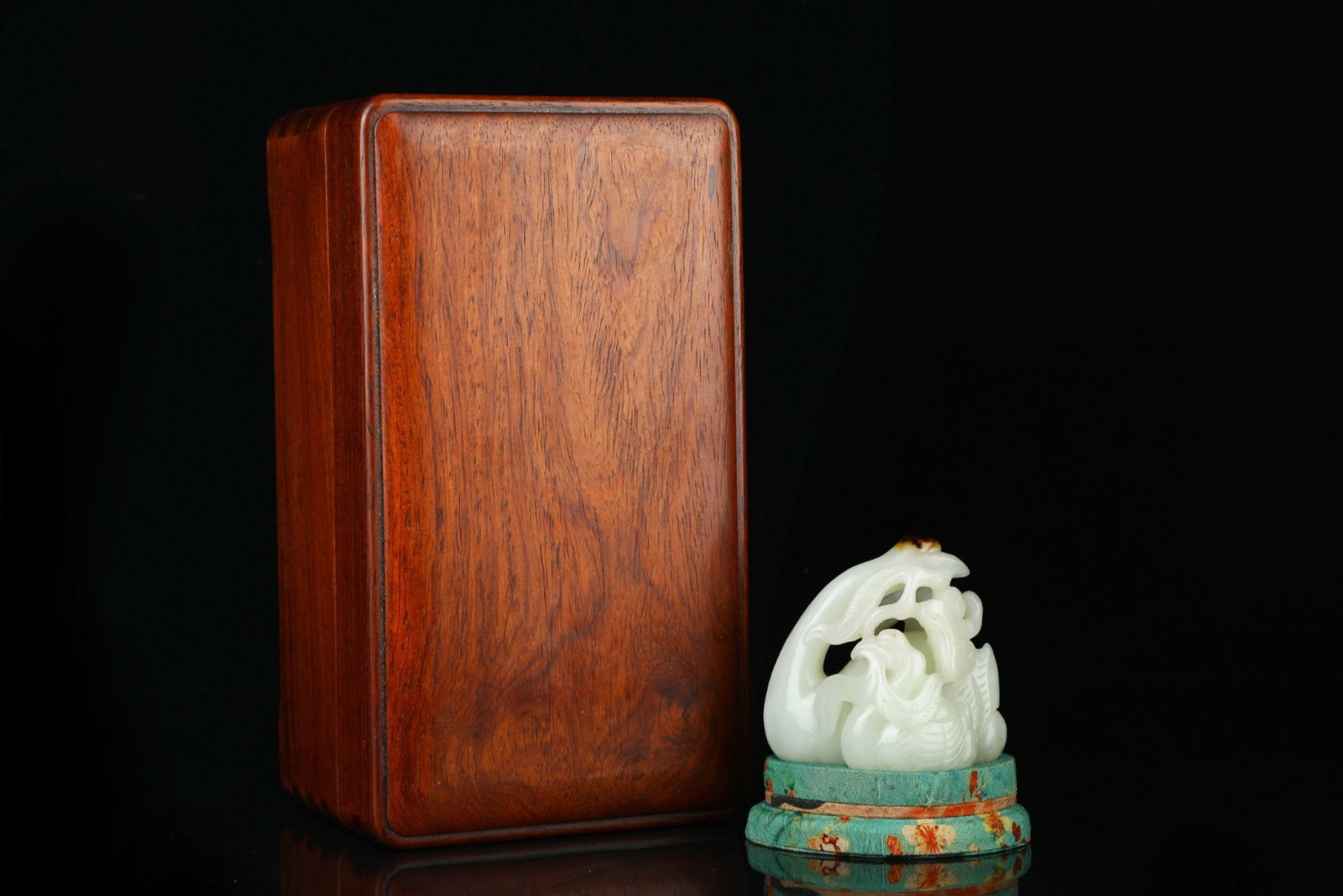 An Exquisite White Jade Goose Pattern Ornament: An Exquisite White Jade Goose Pattern Ornament,Qing Dynasty,China,Size:2.8inx2.8in,Weight:231g 白玉鹅纹摆件,中国清代