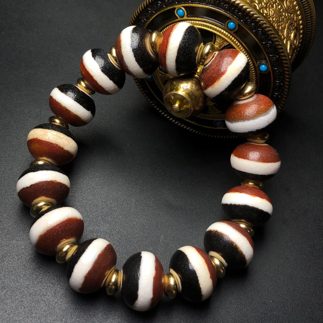 An Exquisite Agate Bracelet - 4